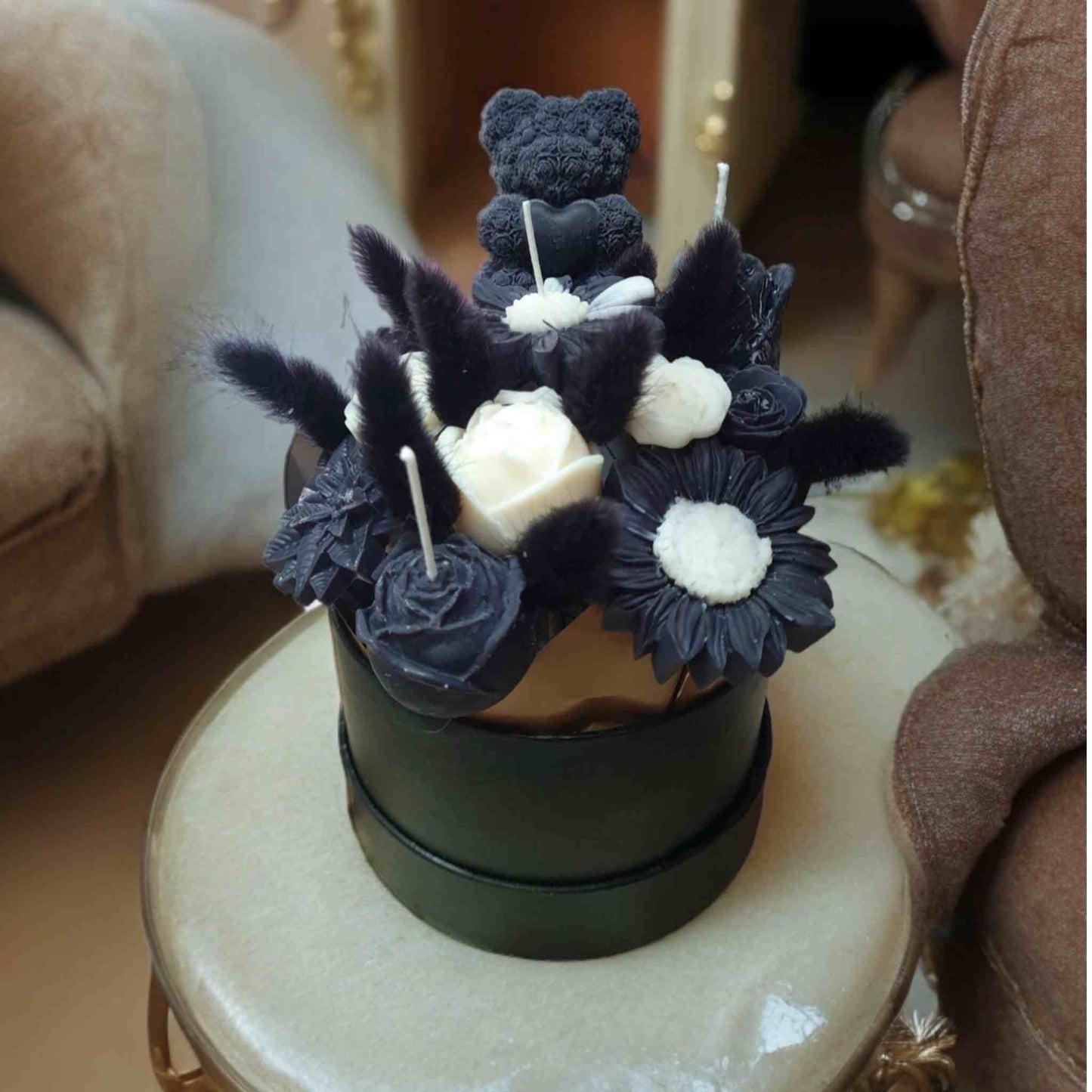Aranajament flori ceara negre si albe si ursulet. Cadou unic pentru orice ocazie.