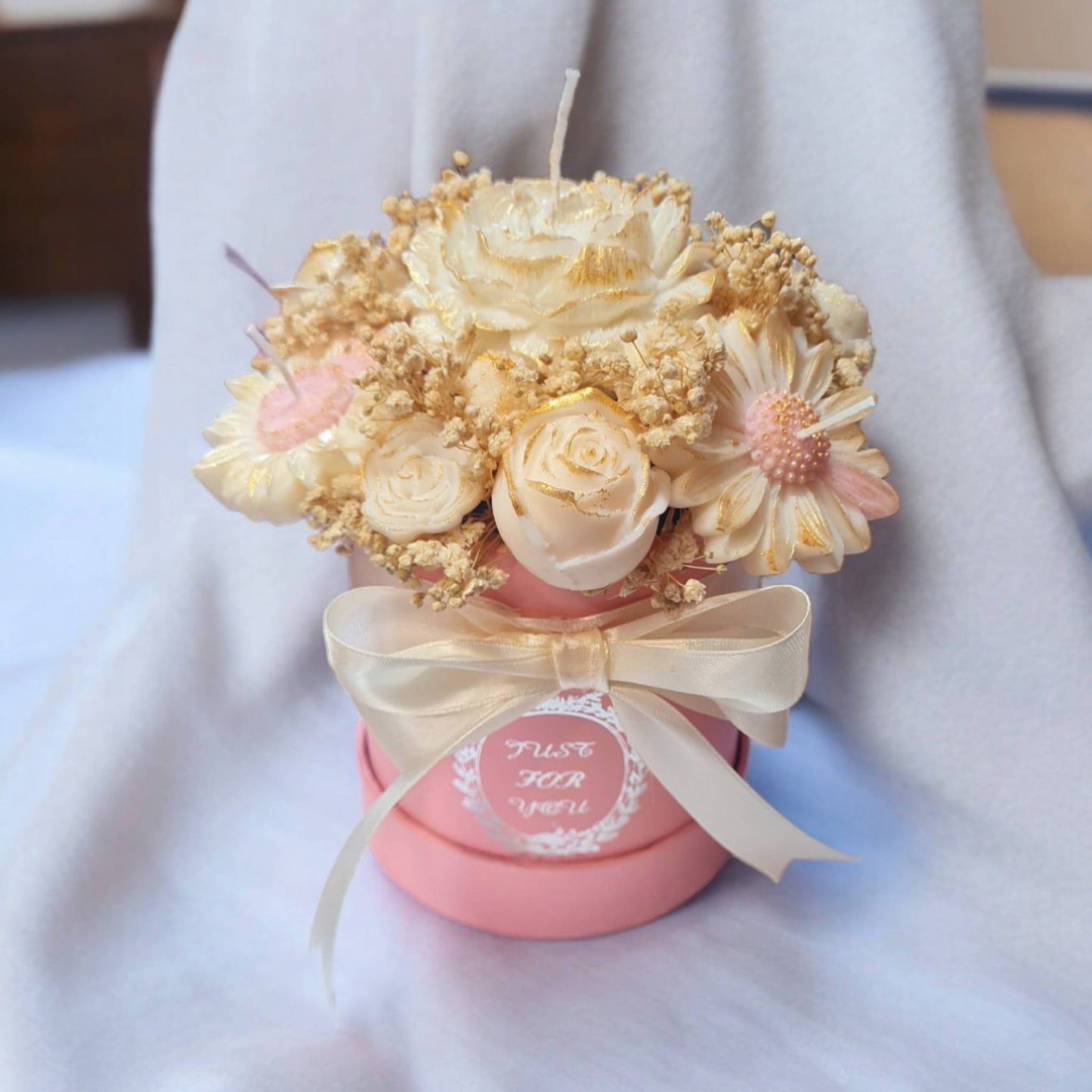 Aranjament flori albe cu auriu din ceara 100% naturala de soia si flori uscate. Cadou pentru educatoare, iubita, sotie, mama.