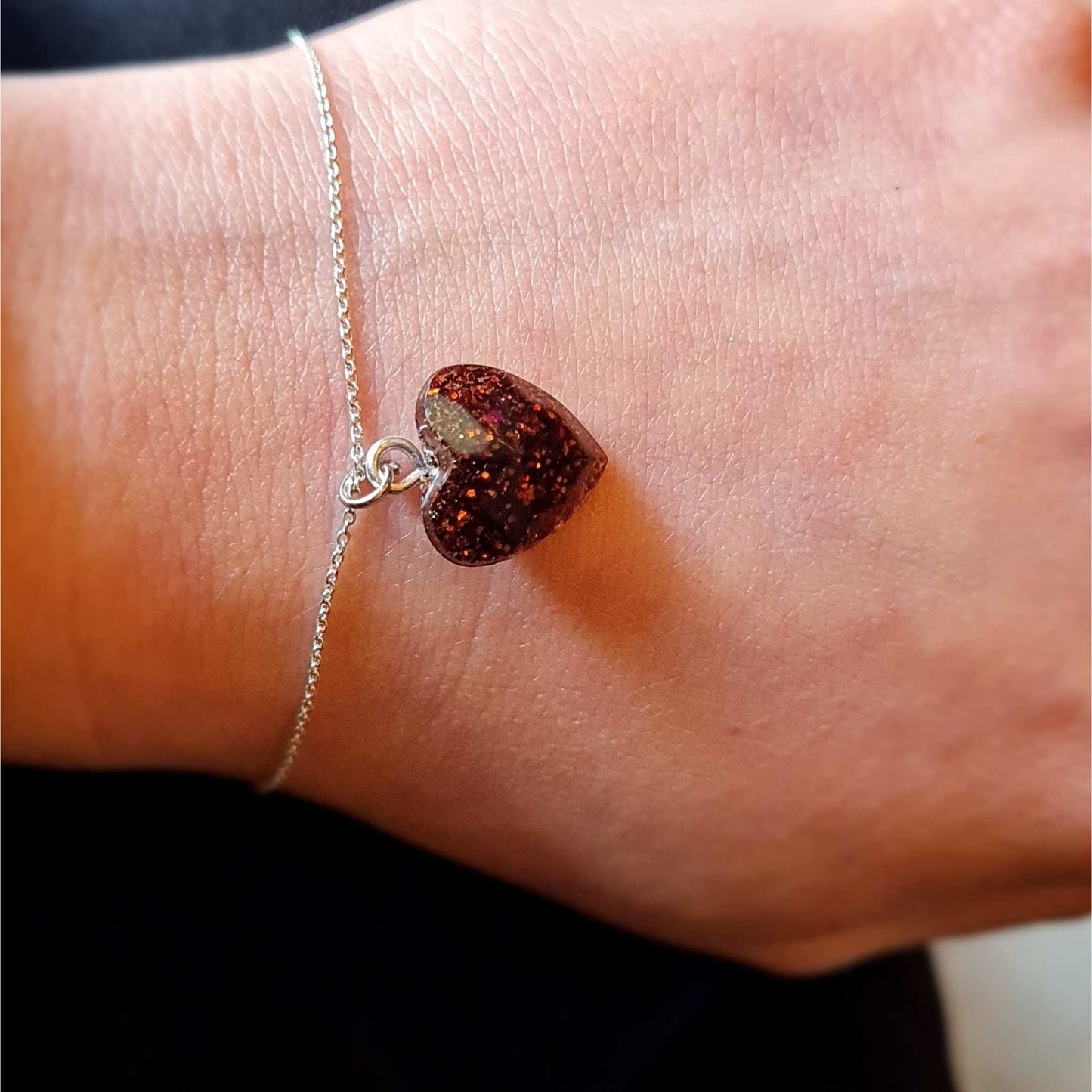 Bratara de argint si rasina epoxidica in forma de inima, maro su sclipici, handmade. Cadou unic pentru iubita.