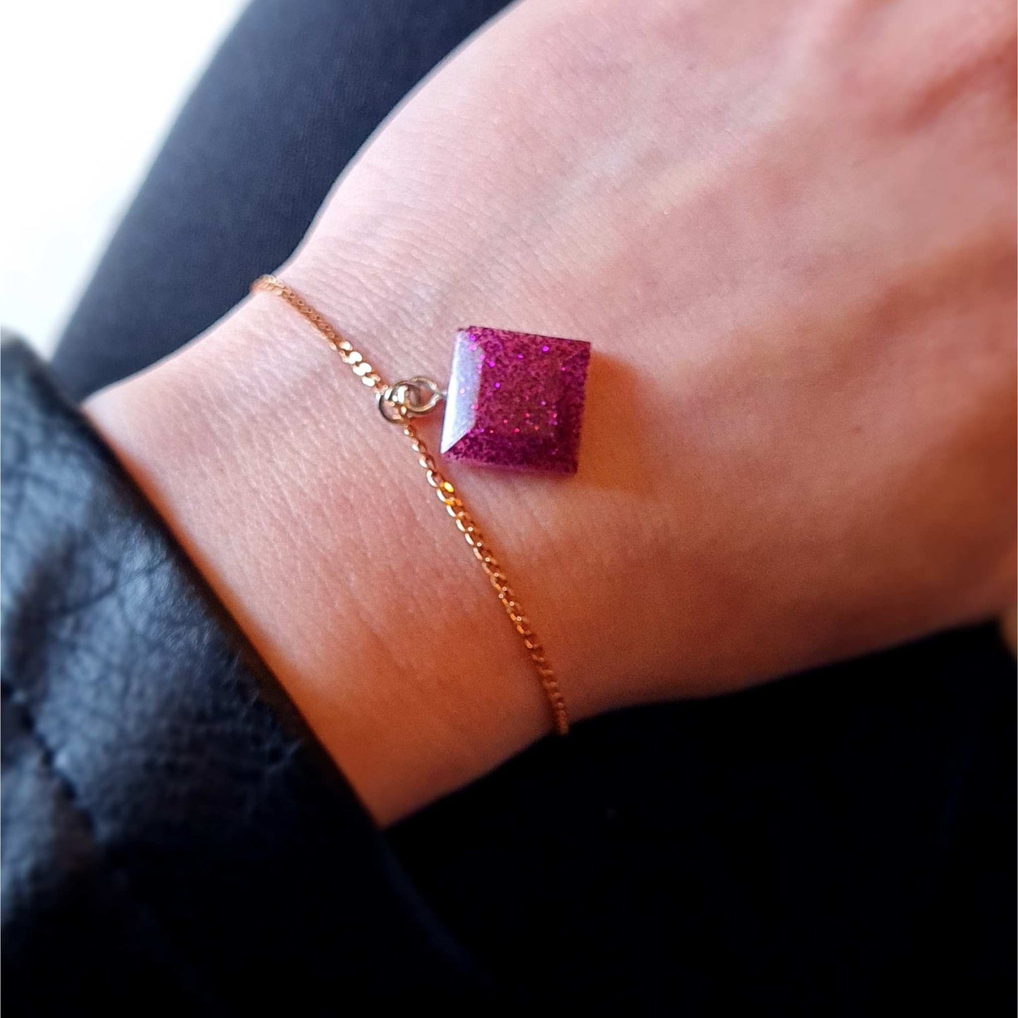 Bratara de argint suflata cu aur roz si rasina epoxidica, cu sclipici, ideala pentru iubita.