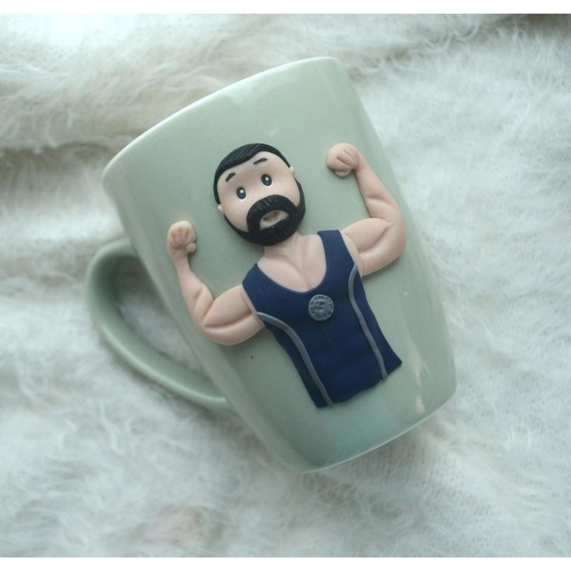 Cana cadou culturist, personalizata cu lut polimeric Fimo, lucrate handmade, cadou unic pentru culturisti.