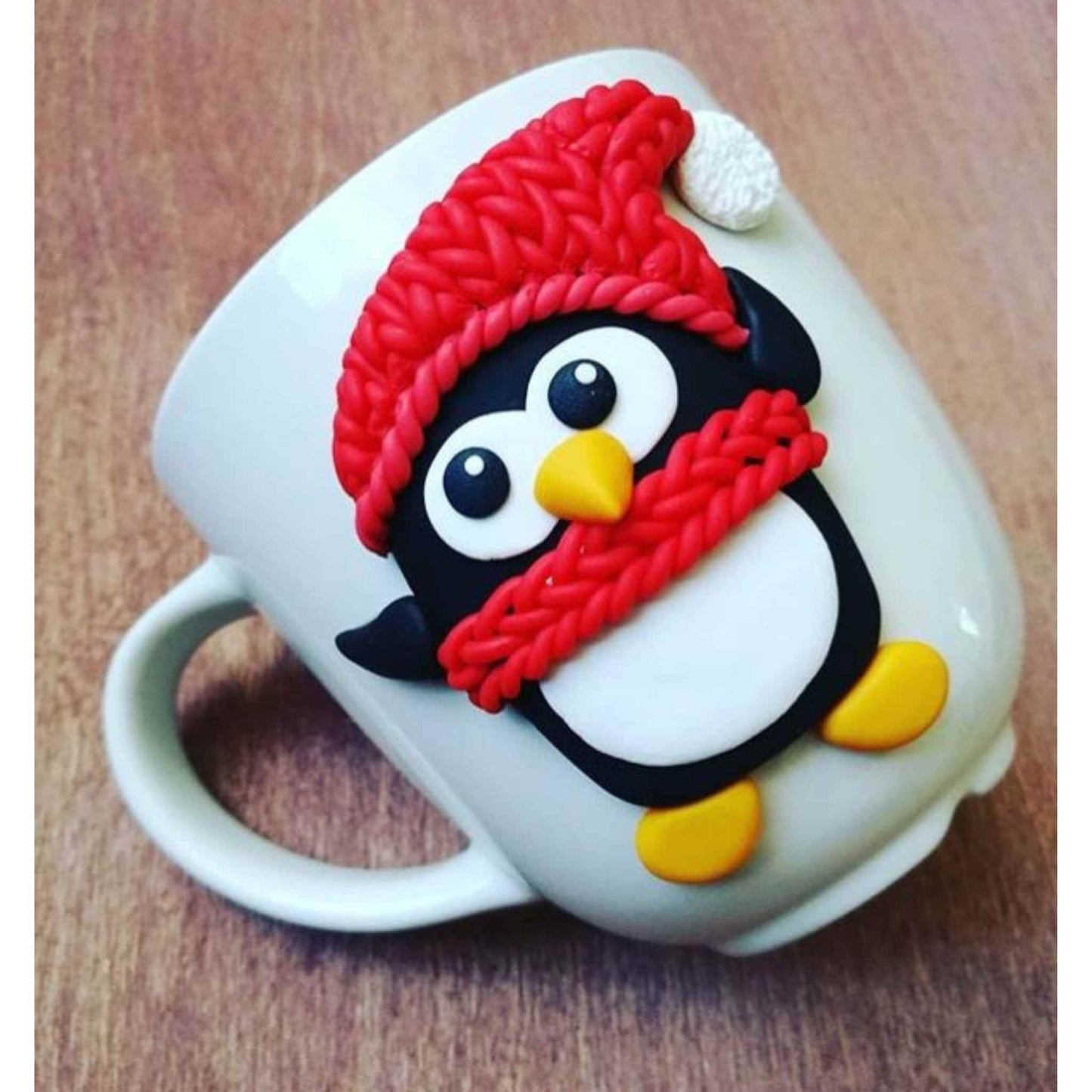 Cna de Craciun cu lut polimeric Fimo, decorata manual cu figurina de Craciun "Pinguin". Cana cadou unic de Craciun.