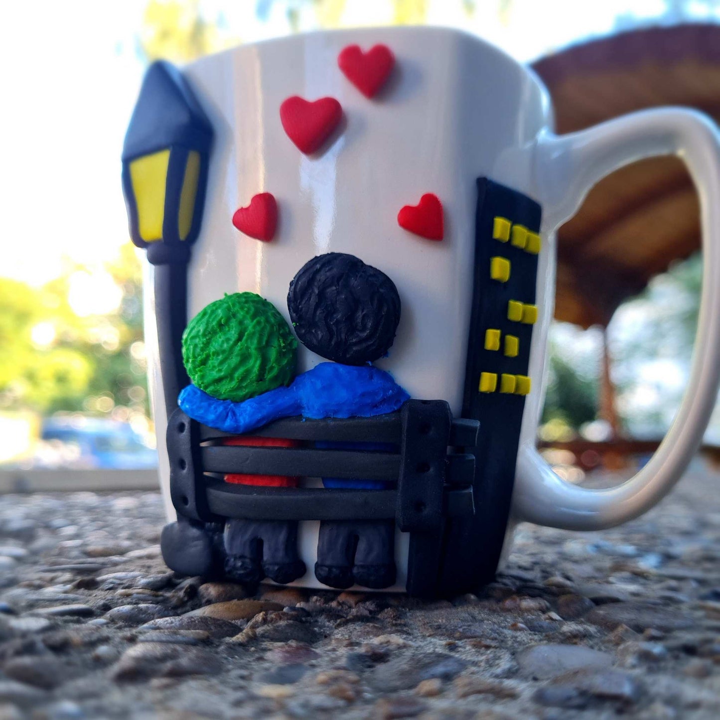 Cana cadou de Ziua indragostitilor, de cuplu, cu lut polimeric Fimo, handmade, cu figurine lucrate manual.