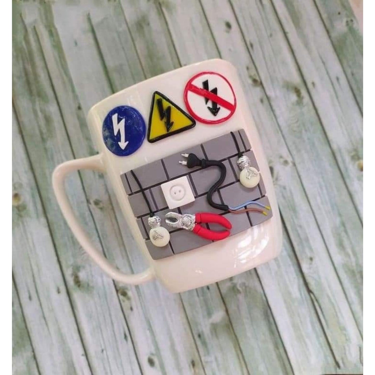 Cana cadou pentru electricieni personalizata cu lut polimeric Fimo, handmade. Cadou unic electrician.