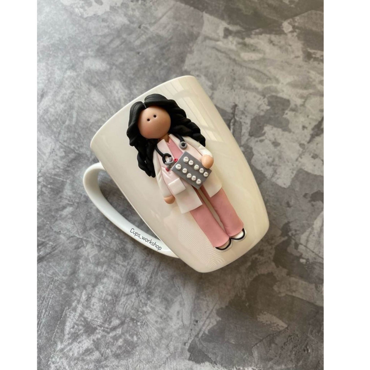 Cana pentru farmacisti sau asistenti medicali cu polimer Fimo, handmade. Cadou unic pentru absolventi de medicina.