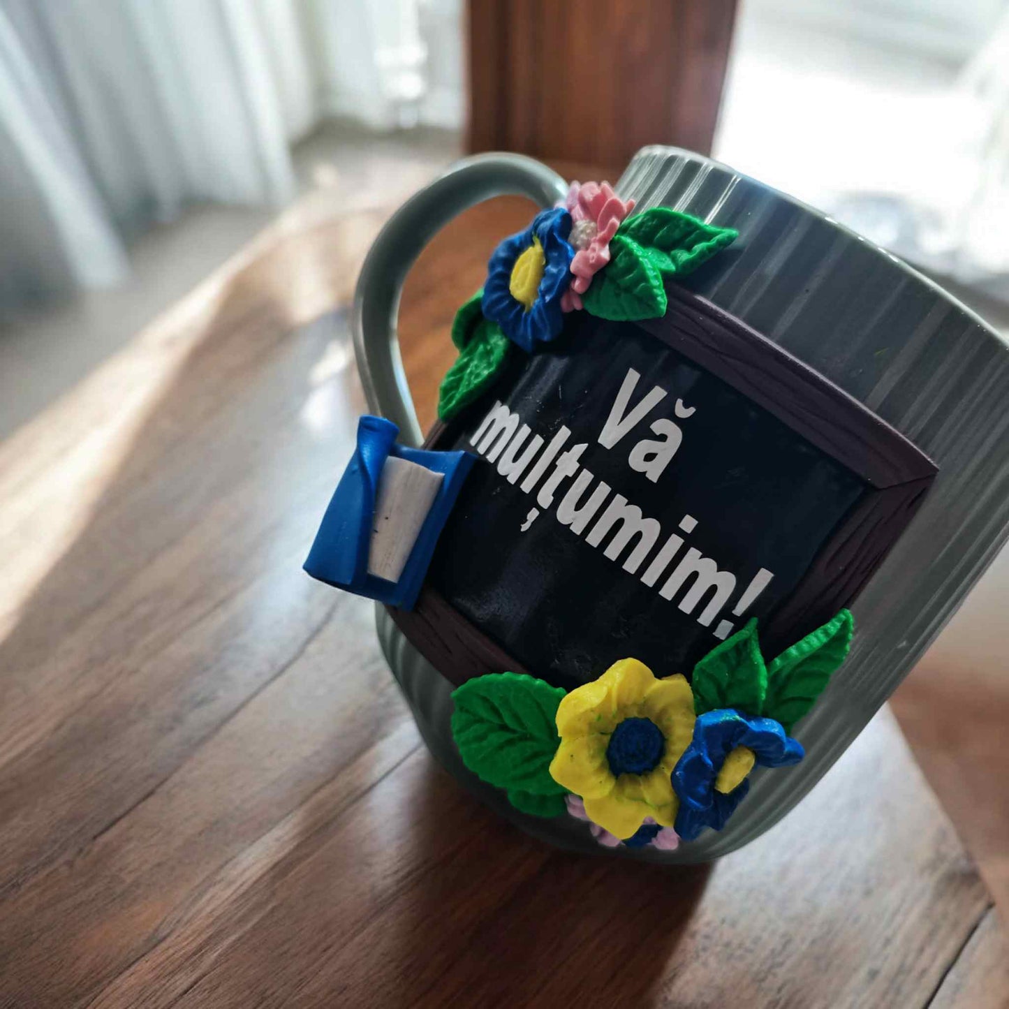 Cana Fimo pentru educatoare, profesori si invatatori, cu tabla de scris si flori realizata manual.