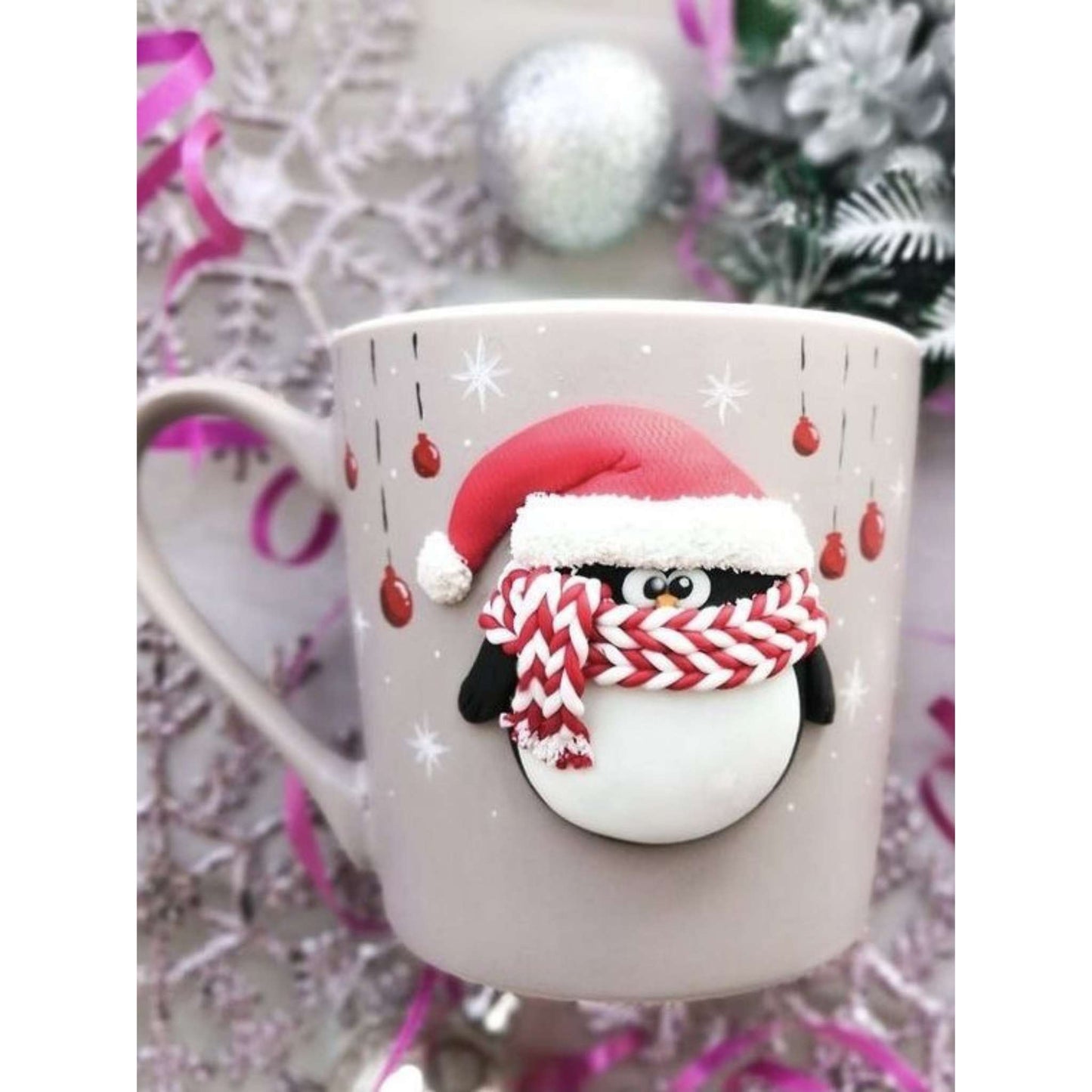 Cana decorata cu pinguin de Craciun cu lut polimeric Fimo, handmade. Decor unic de Craciun.