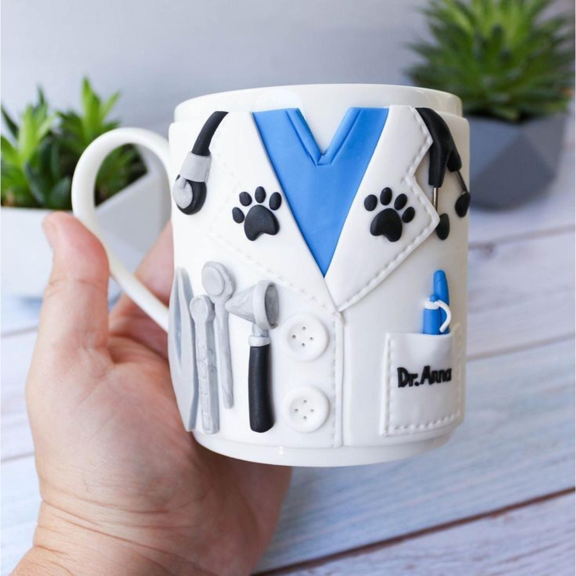 Cana pentru veterinar personalizata cu lut polimeric Fimo, handmade, cadou unic pentru veterinari.