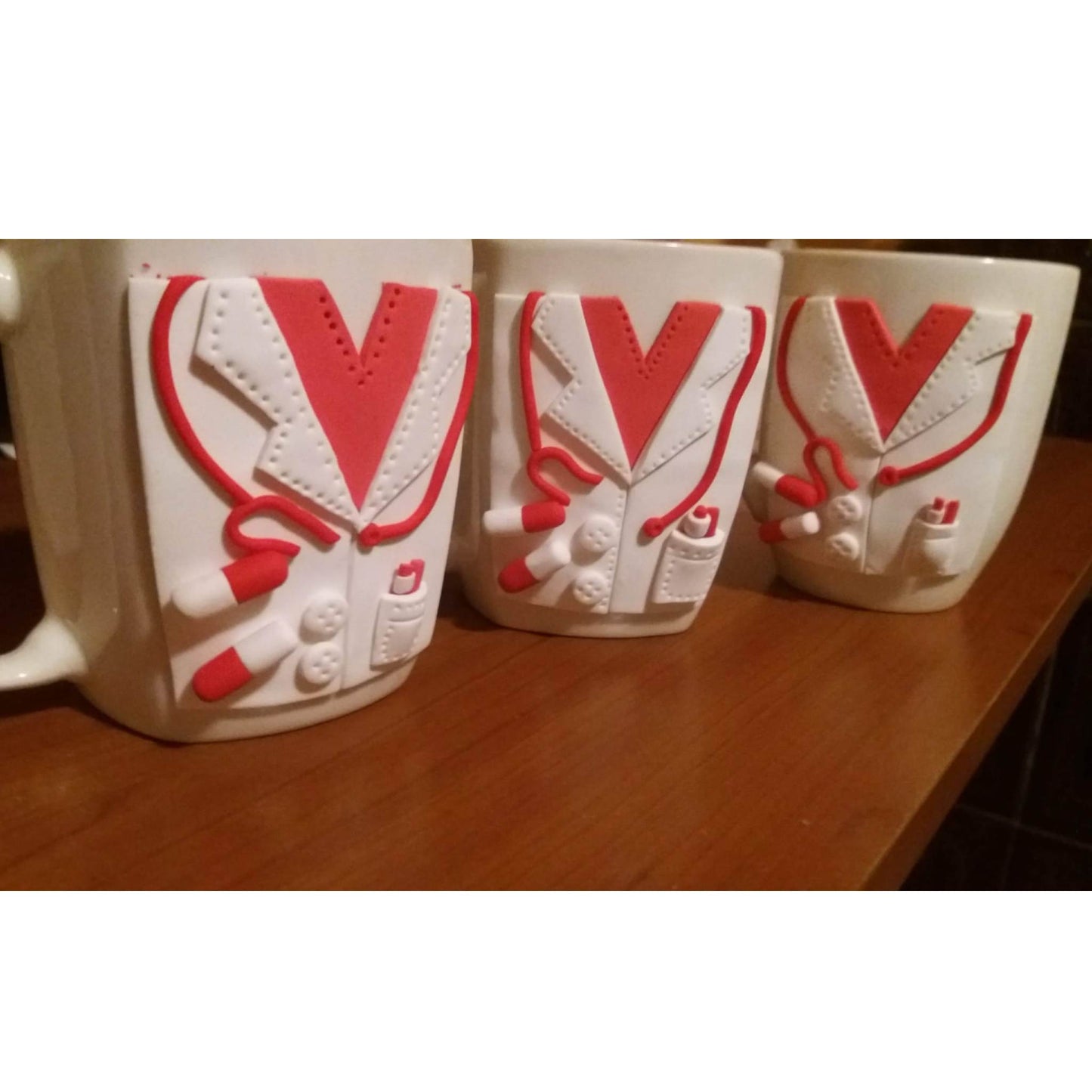 Cana absolvent medicina personalizata cu lut polimeric Fimo, handmade. Cadou unic pentru asistenti sau farmacisti.