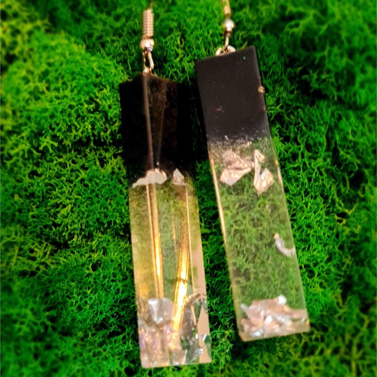 Cercei cu tortite de argint si rasina epoxidica, cu insertii de foite arginti, lucrati manual de un artist handmade.