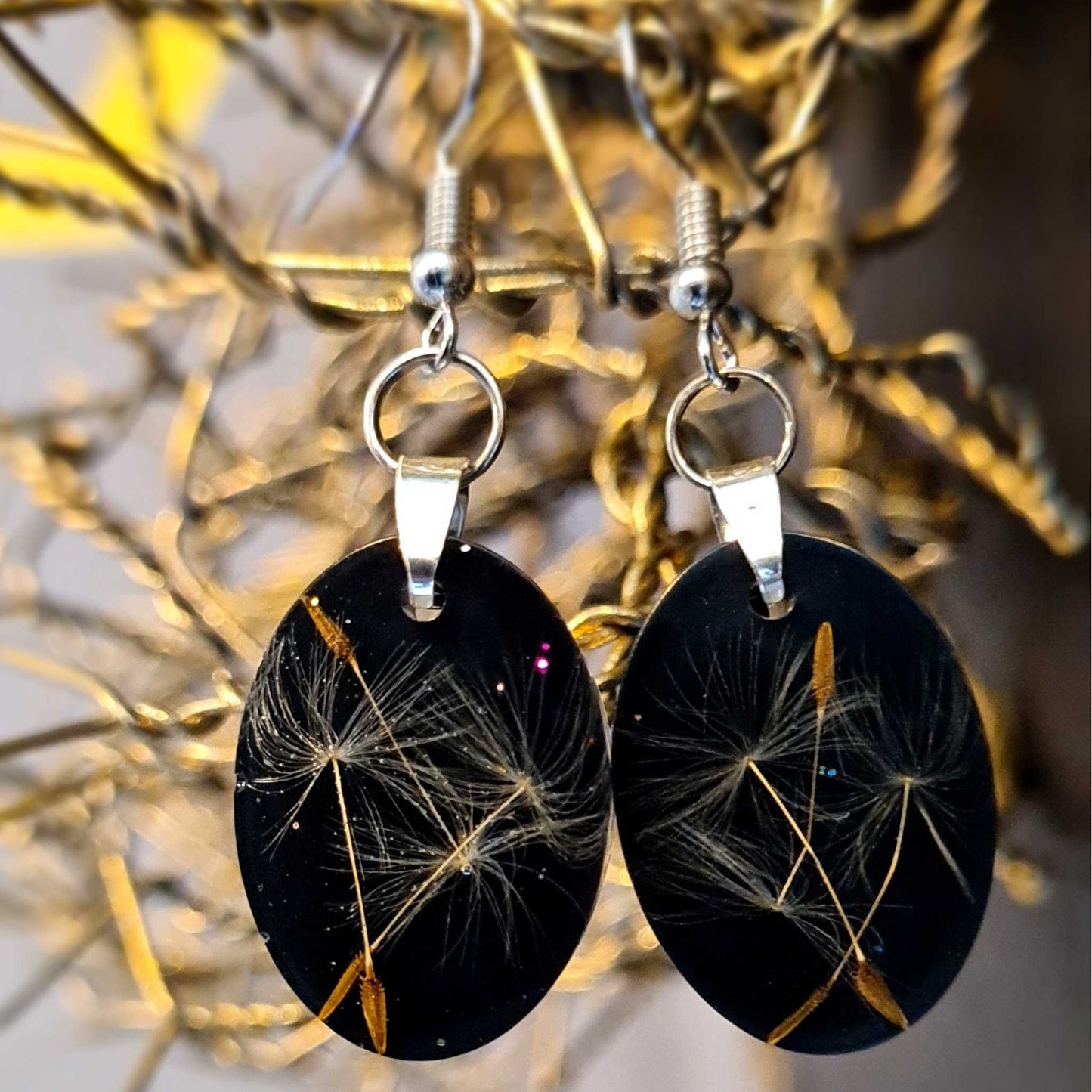 Cercei cu tortite de argint si rasina epoxidica cu puf de papadie natural, lucrati manual de un artist handmade.