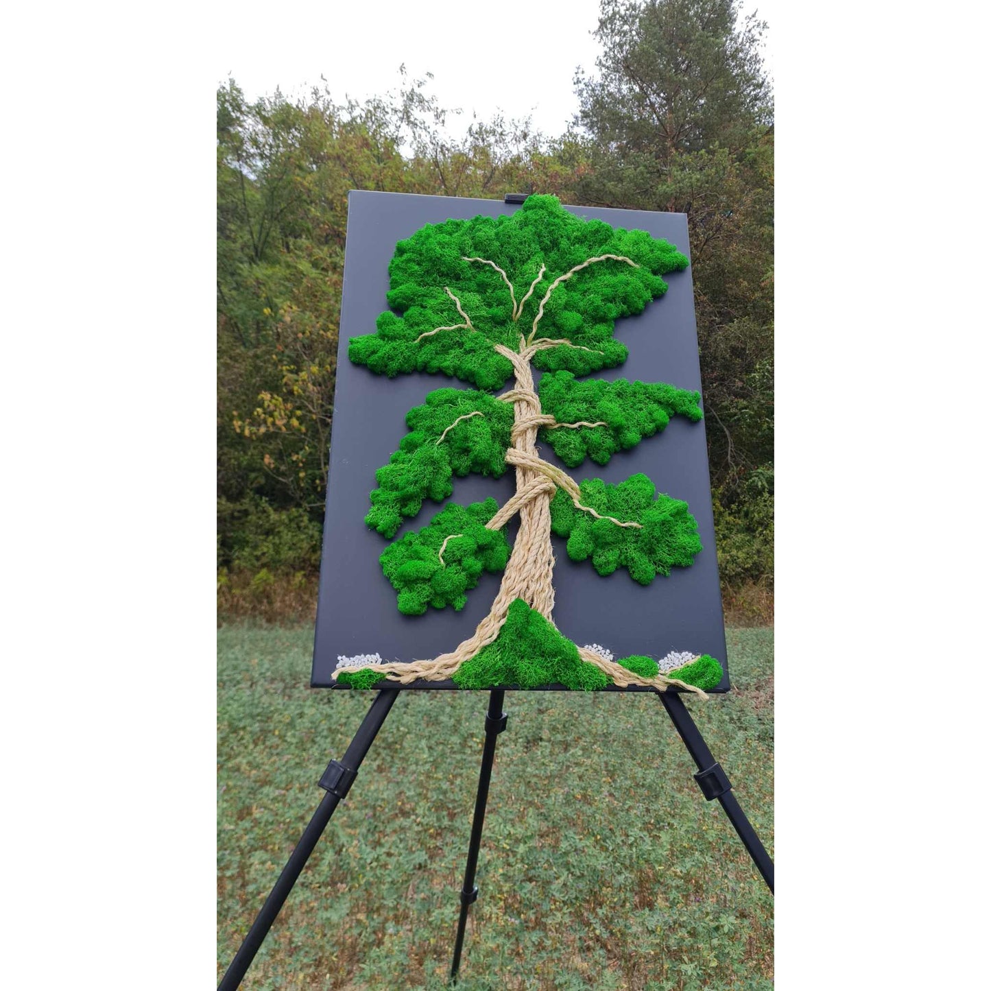 Decor cu licheni naturali si sfoara impletita manual, sub forma unui copac 3D, ilustrand un colt de natura.