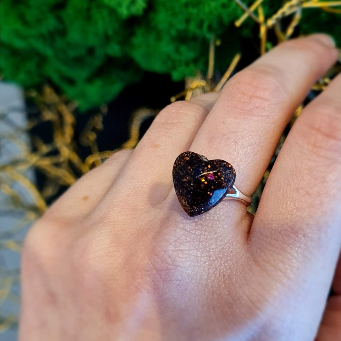Inel de argint si rasina epoxidica in forma de inima cu sclipici, lucrata manual de un artist handmade.