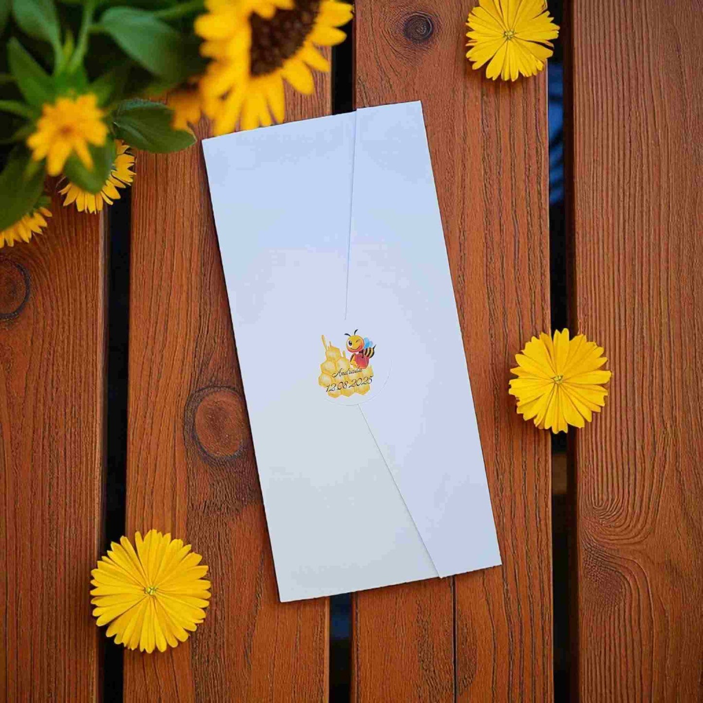 Invitatie de botez ieftine, model cu fagure si albinute, cu plic inclus. Invitatii ieftine de botez.