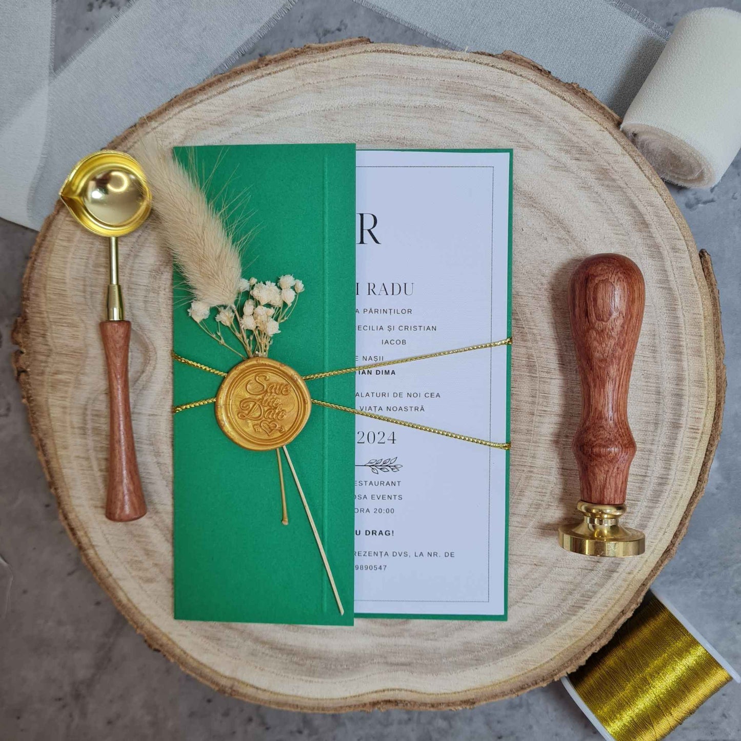 Invitatie de nunta, verde, cu flori uscate, naturale, sigiliu de ceara auriu "Save the date", snur auriu si plic inclus.