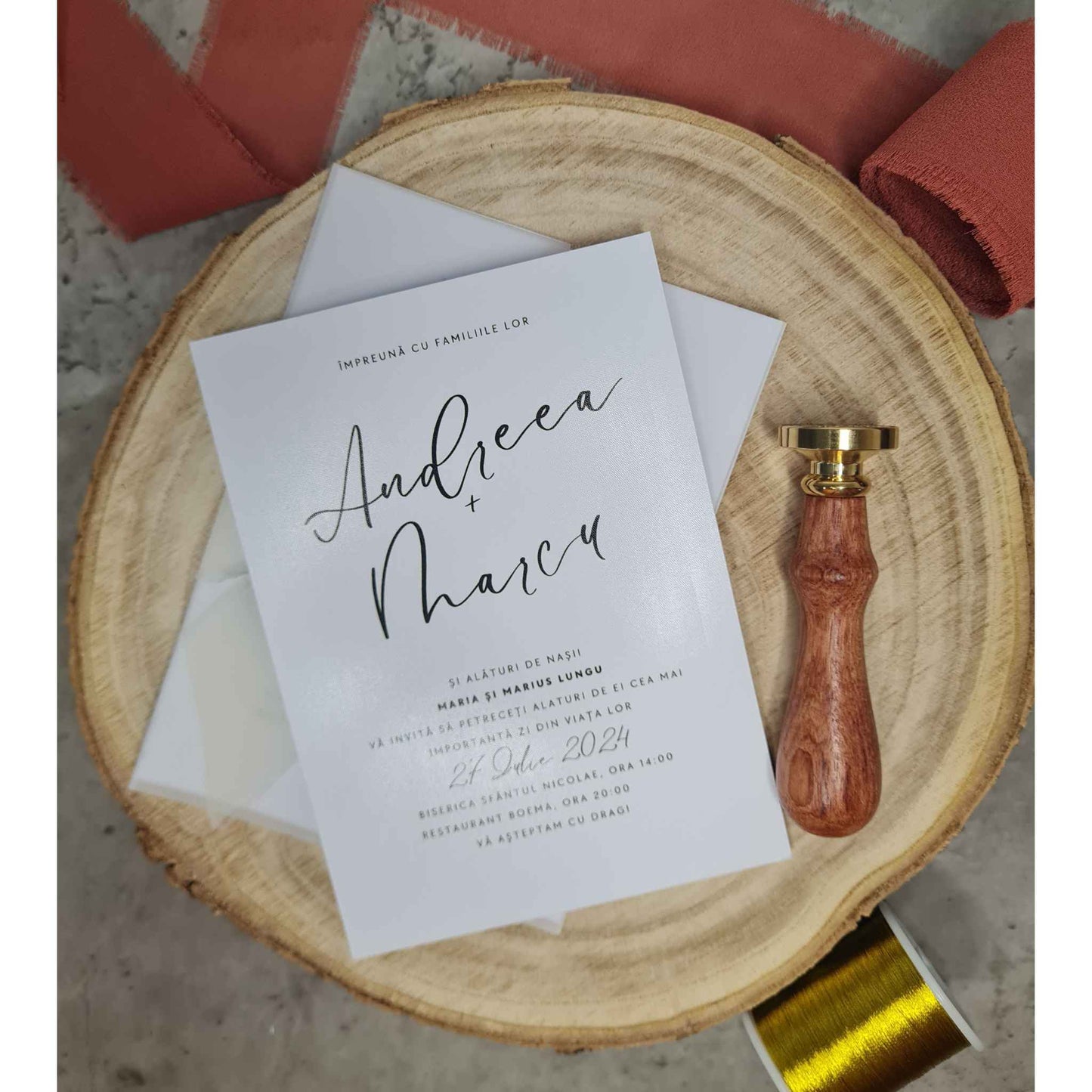 Invitatii de nunta Premium, cu sigiliu de ceara si flori uscate albe si plic Vellum.