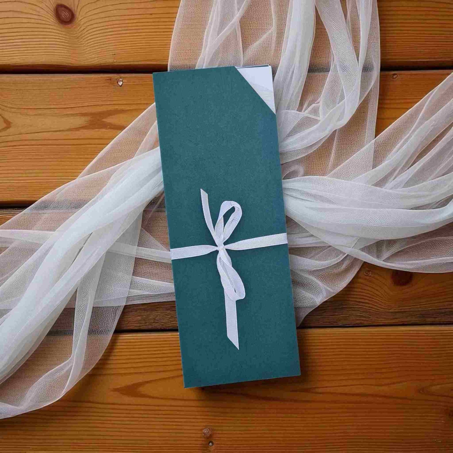 Invitatie de nunta cu plic inclus, ieftina, cu fundita de satin, carton texturat verde smarald.