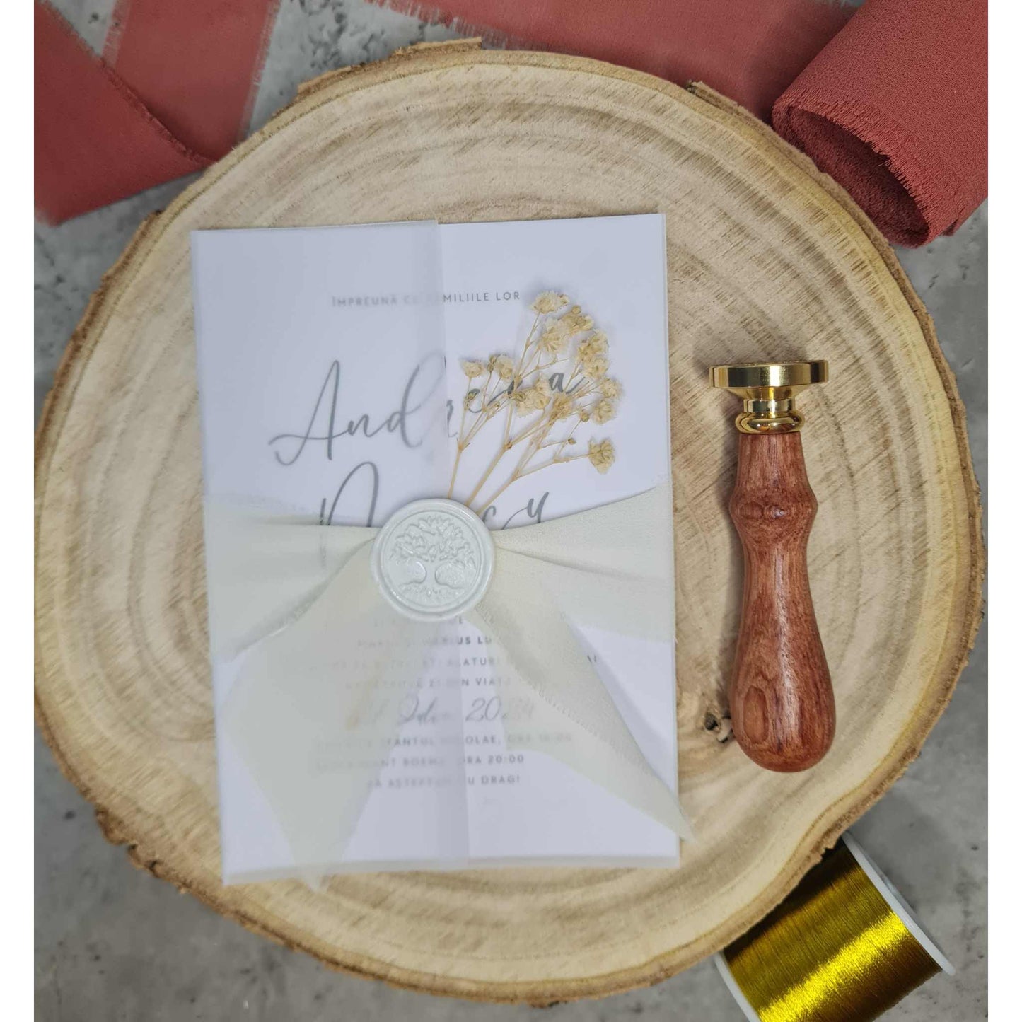 Invitatie de nunta cu flori uscate, albe si sigiliu de ceara alb, cu plic Vellum inclus in pret.
