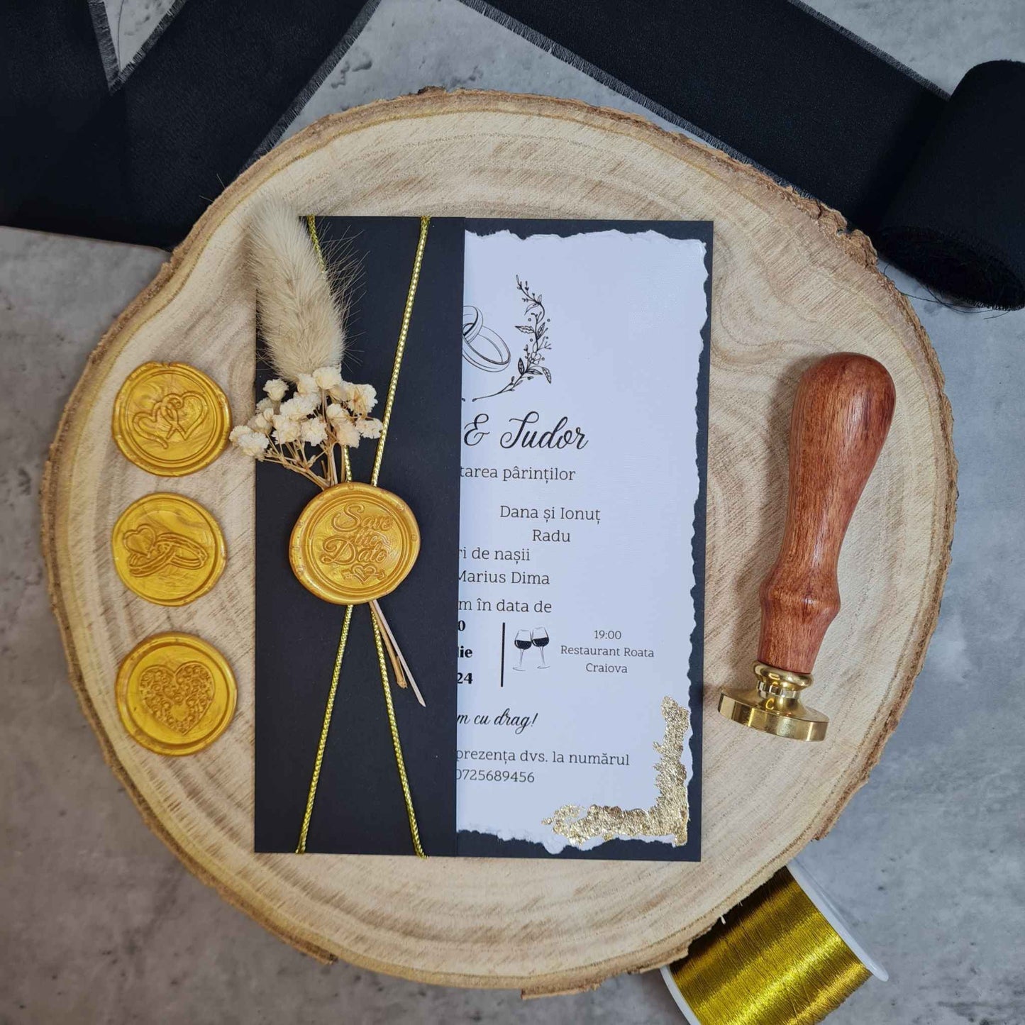 Invitatie de nunta cu foita de aur, flori uscate naturale si sigiliu auriu "Save the date". Plic negru inclus.