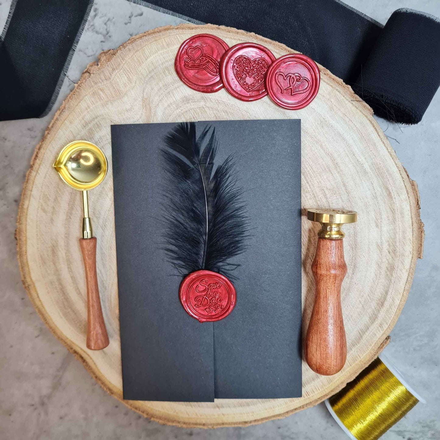 Invitatie de nunta cu sigiliu de ceara rosu vintage, cu pana neagra. Invitatie cu carton texturat, Premium.