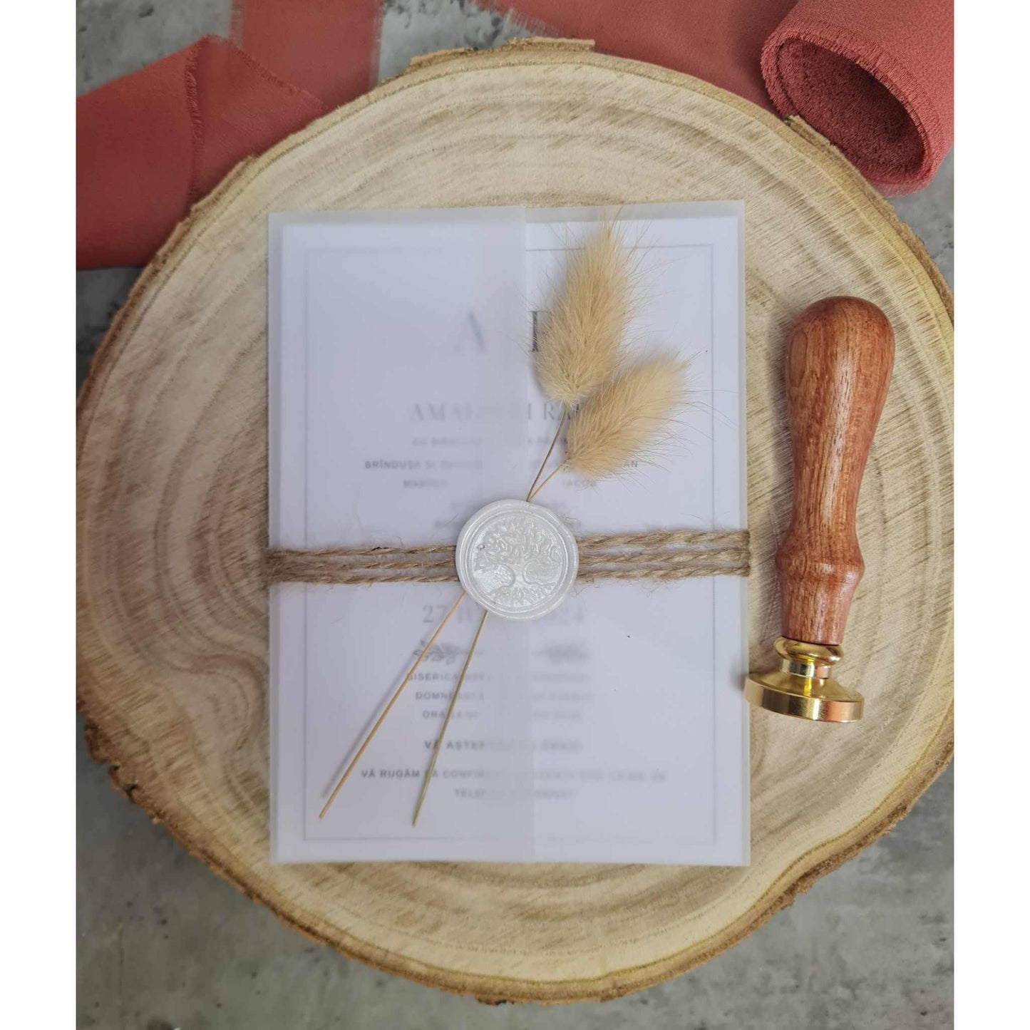 Invitatie de nunta moderna, cu sigiliu de ceara alb si flori uscate, cozi de iepure si plic Vellum.
