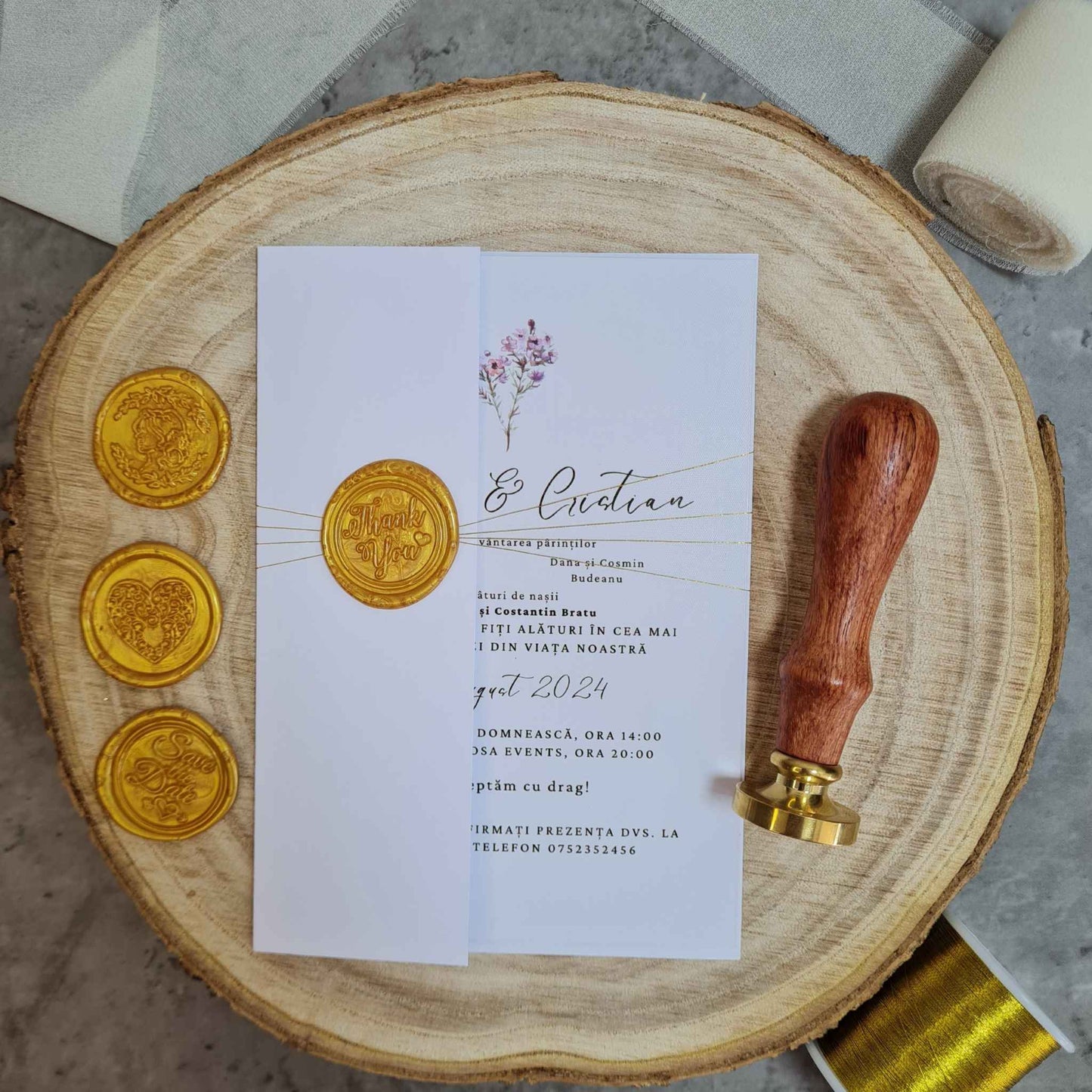 Invitatie de nunta eleganta, alba, cu carton texturat Premium, ata aurie si plic alb inclus.