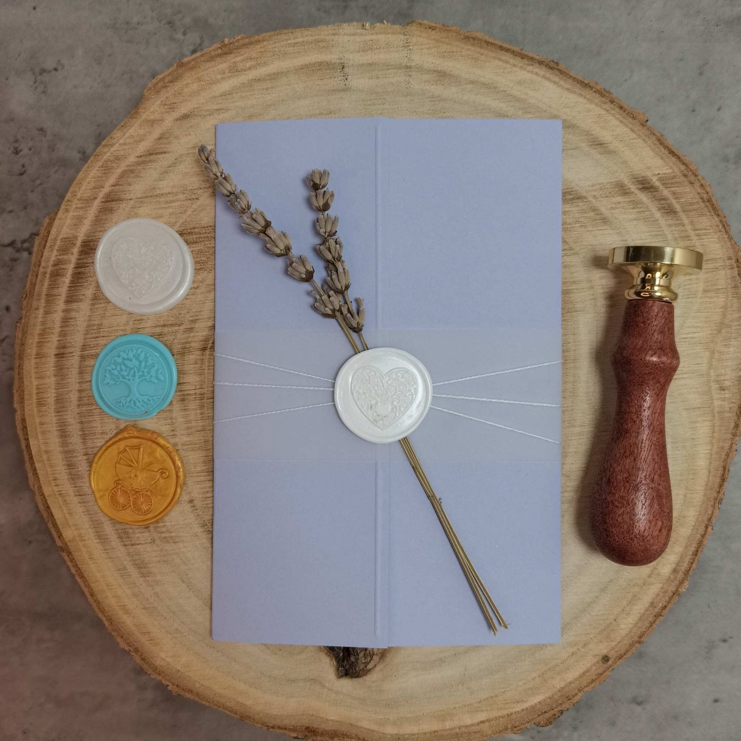 Invitatii de Botez complete, cu flori uscate si sigiliu de ceara. Invitatii de botez 2024, mov.