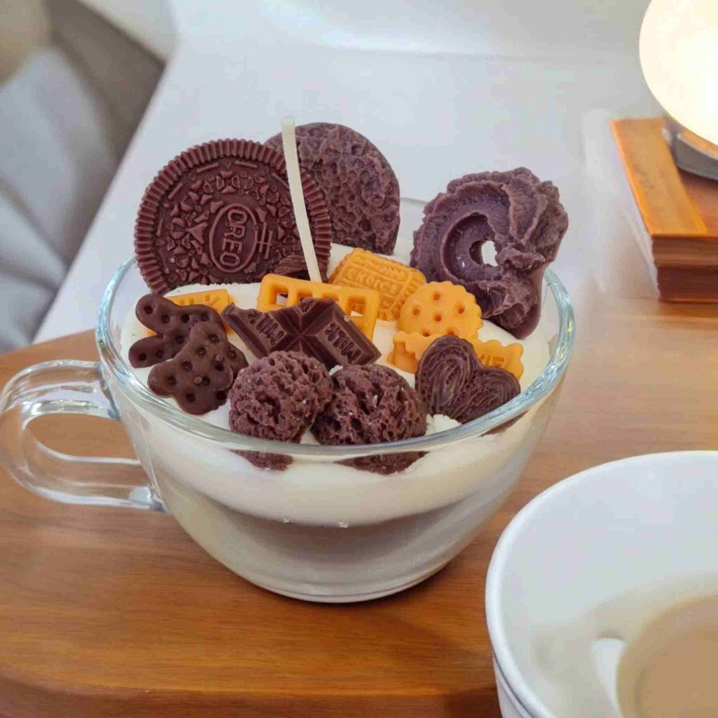 Lumanare tip desert, ceasca de cappuccino cu frisca, oreo si fursecuri. Lumanare tip desert cappuccino.