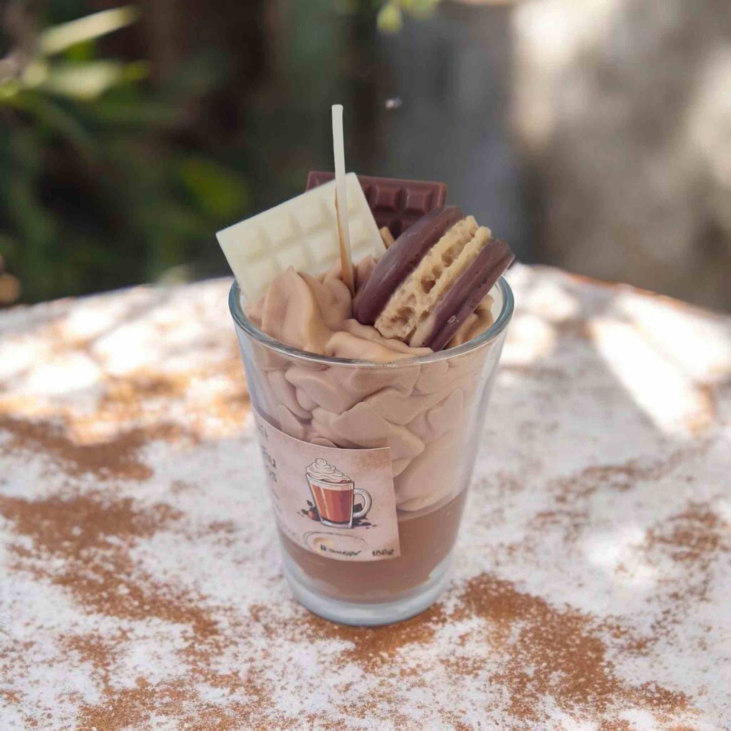 Lumanare tip desert ciocolata calda cu macarons si crema din ceara naturala de soia.