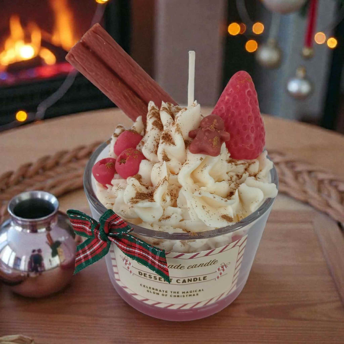 Lumanare cadou de Craciun, tip desert, parfumata, cu capsuni si scortisoara din ceara de soia naturala.