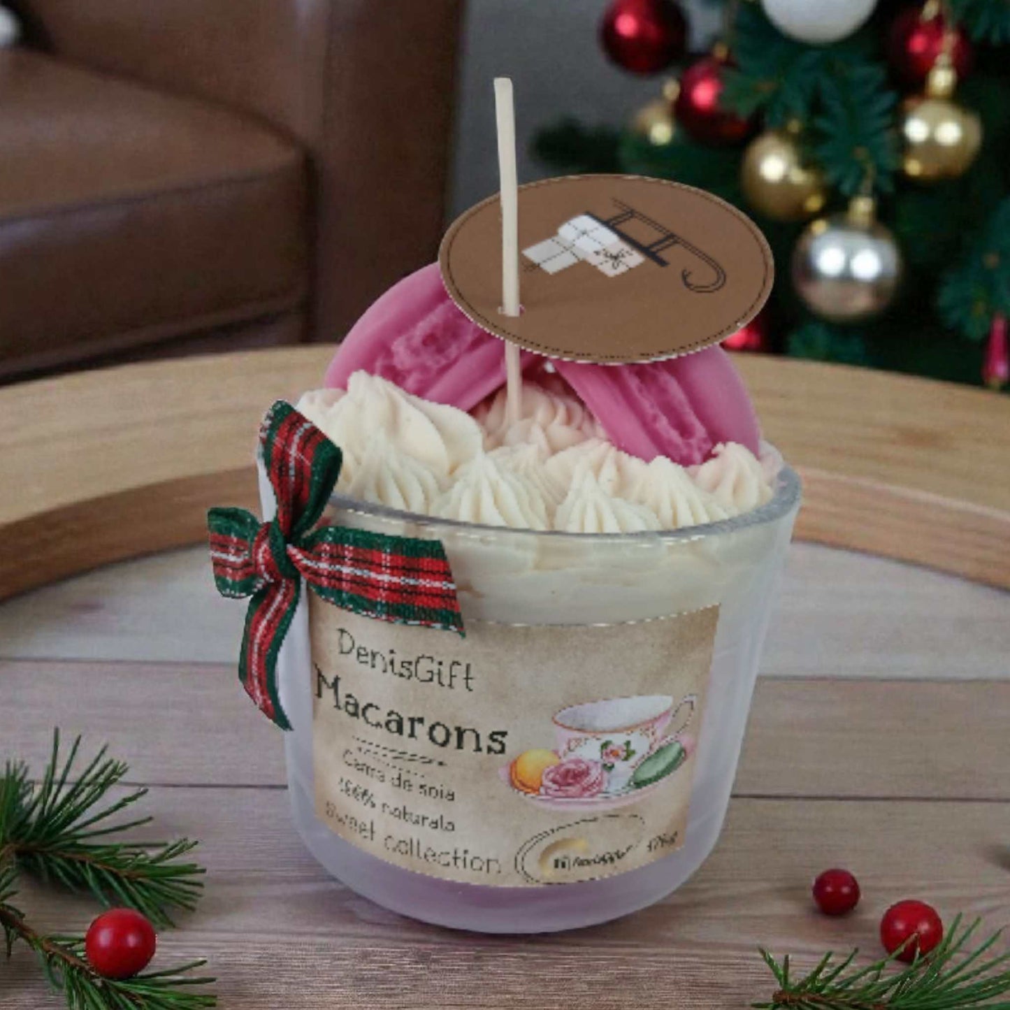 Lumanare cadou de Craciun, realzata handmade din ceara naturala de soia, forma desert cu macarons.