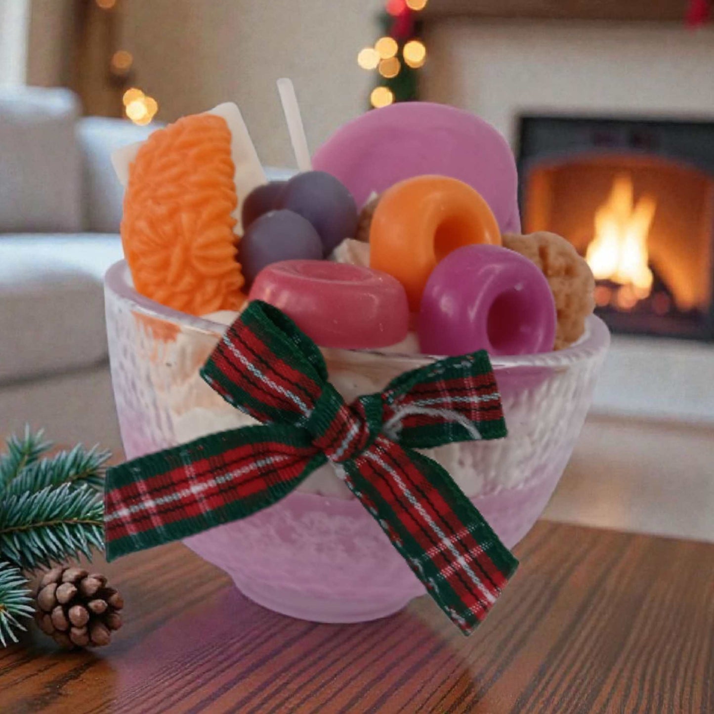 Lumanare de Craciun tip desert, minitarta cu fundita de Craciun, realizata manual din ceara de soia.