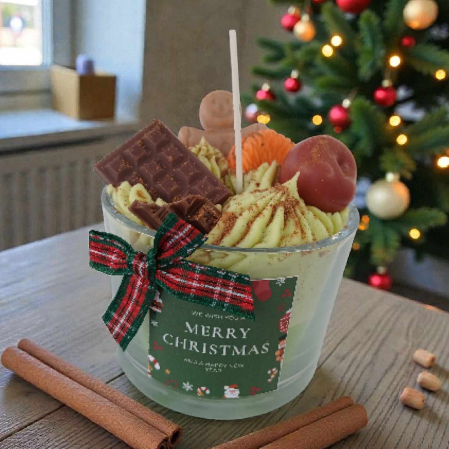 Lumanari de Craciun tip desert cu firsca si gingerbread din ceara de soia naturala, realizate manual.