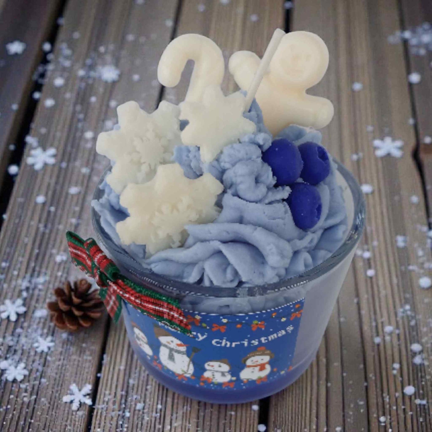 Lumanare de Craciun parfumata, tip desert cu frisca, fulgi de zapada din ceara de soia naturala.