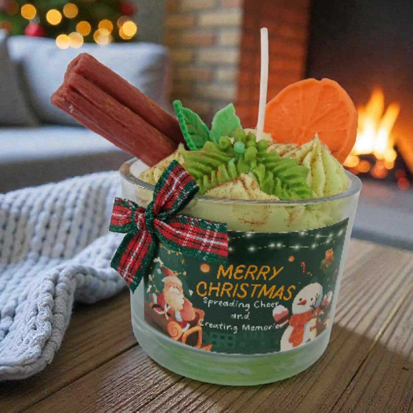 Lumanare de Craciun tip desert, realizata handmade din ceara naturala de soia.