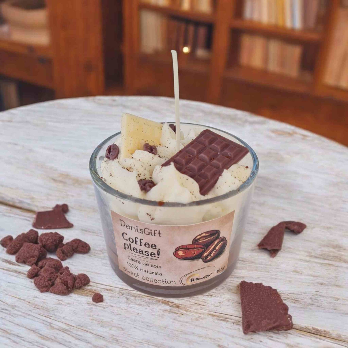 Lumanare tip desert cu cafea ciocolata si frisca alba, din ceara naturala de soia.