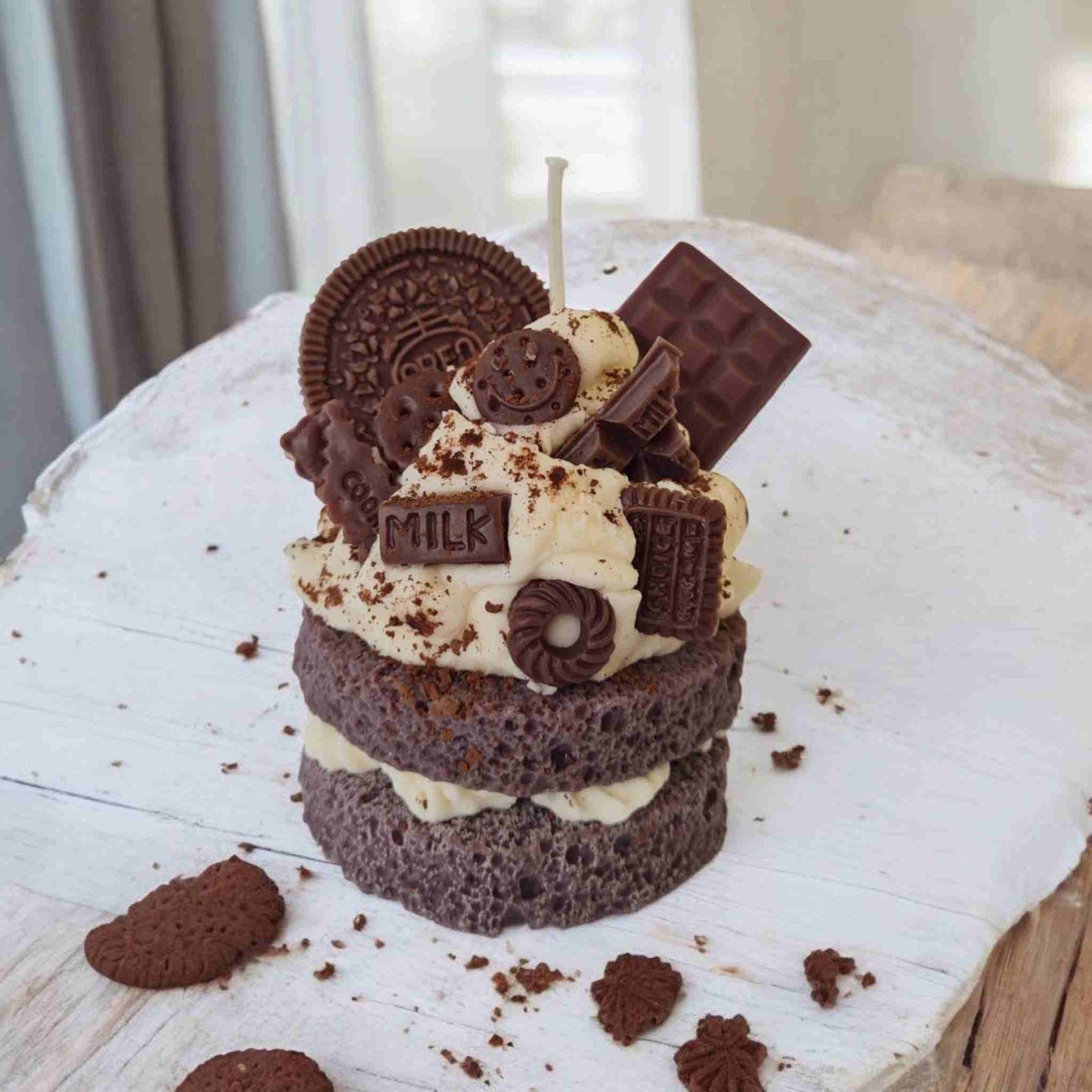 Lumanare tip desert mini-tort cu biscuiti oreo, ciocolata si frisca realizata din ceara naturala de soia.
