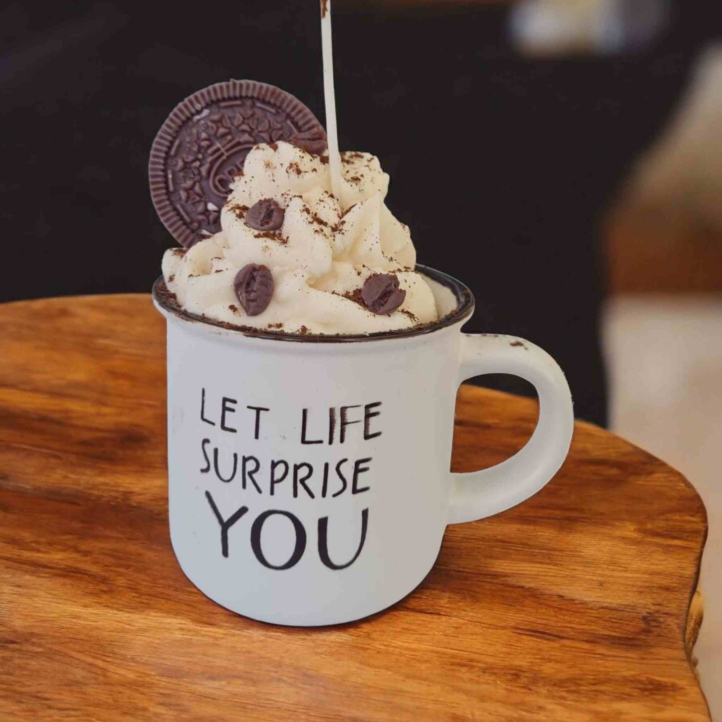 Lumanari decorative tip desert, canuta cu cafea frisca si biscuite oreo, realizate manual din ceara de soia naturala.