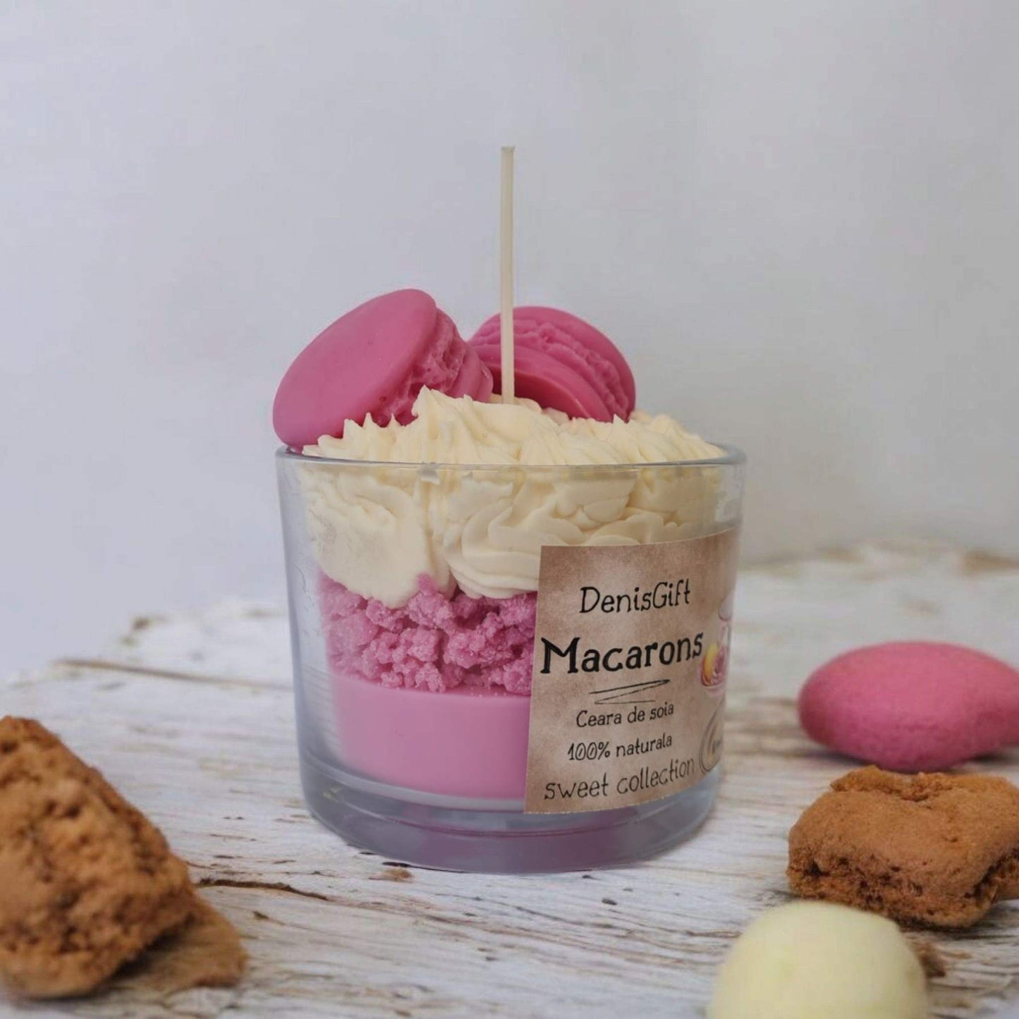 Lumanare tip desert cu macarons roz si frisca. Lumanare desert artizanala.