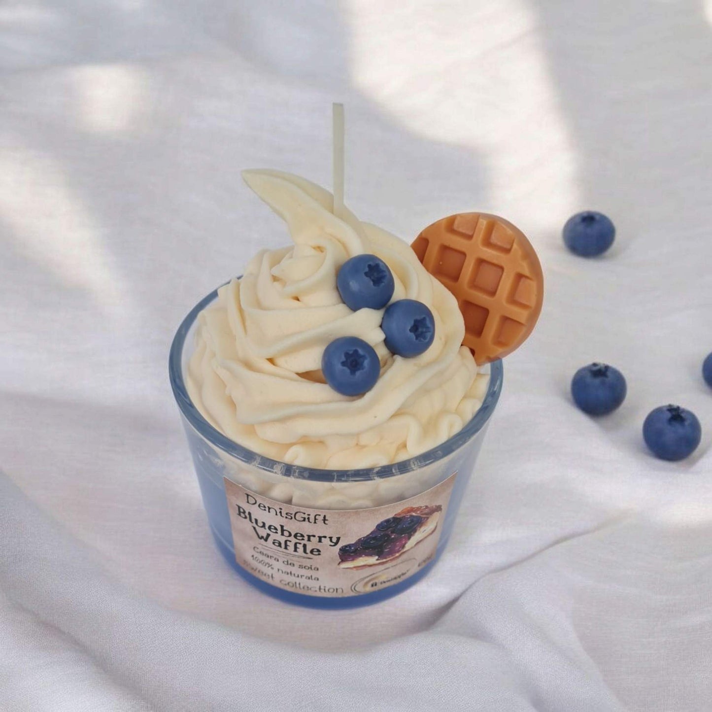 Lumanari tip desert cu vafe, afine si frisca, realizate manual din ceara naturala de soia.