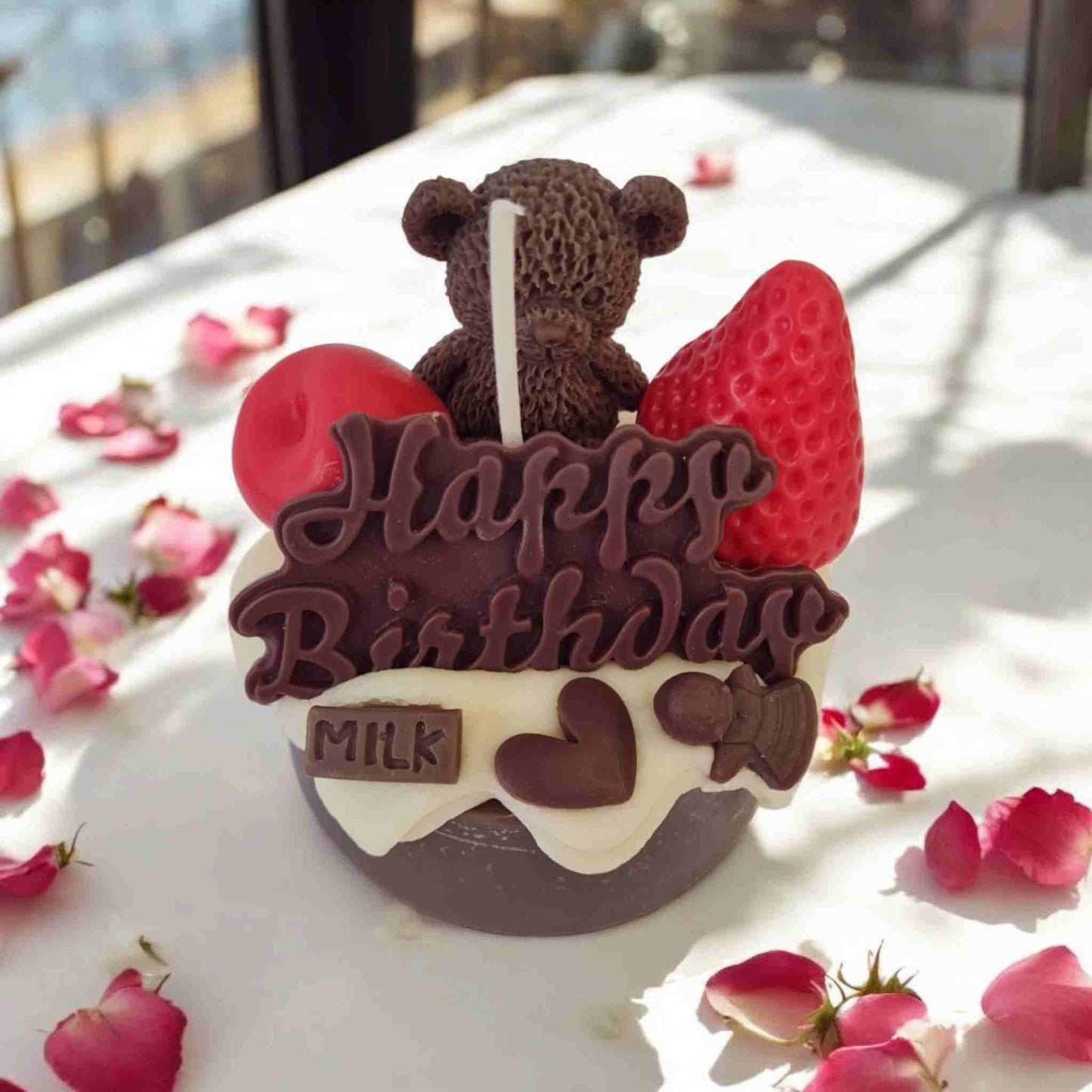 Lumanare tip desert cu "Happy birthday", ursulet din ceara naturala de soia. Lumanare tip desert, cadou unic.