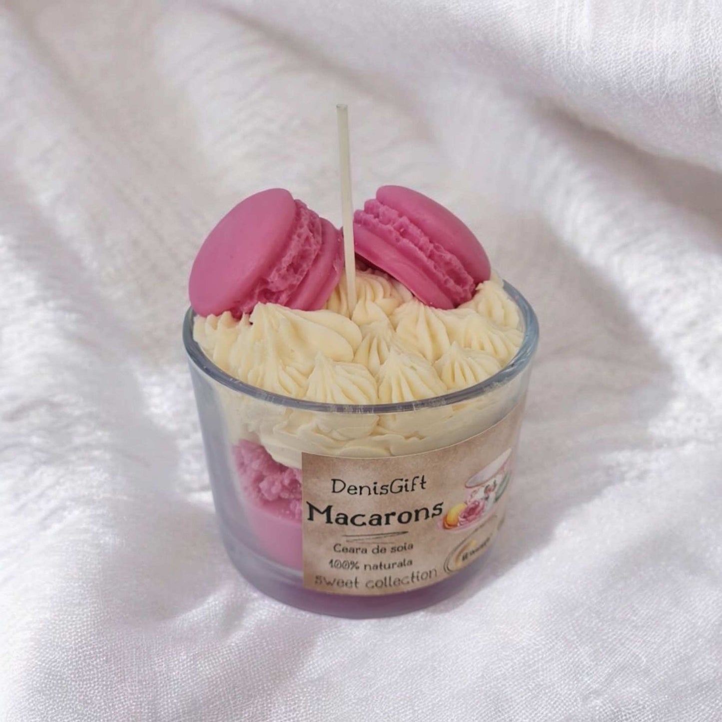 Lumanari tip desert cu macarons roz si frisca, realizate manual din ceara naturala de soia.