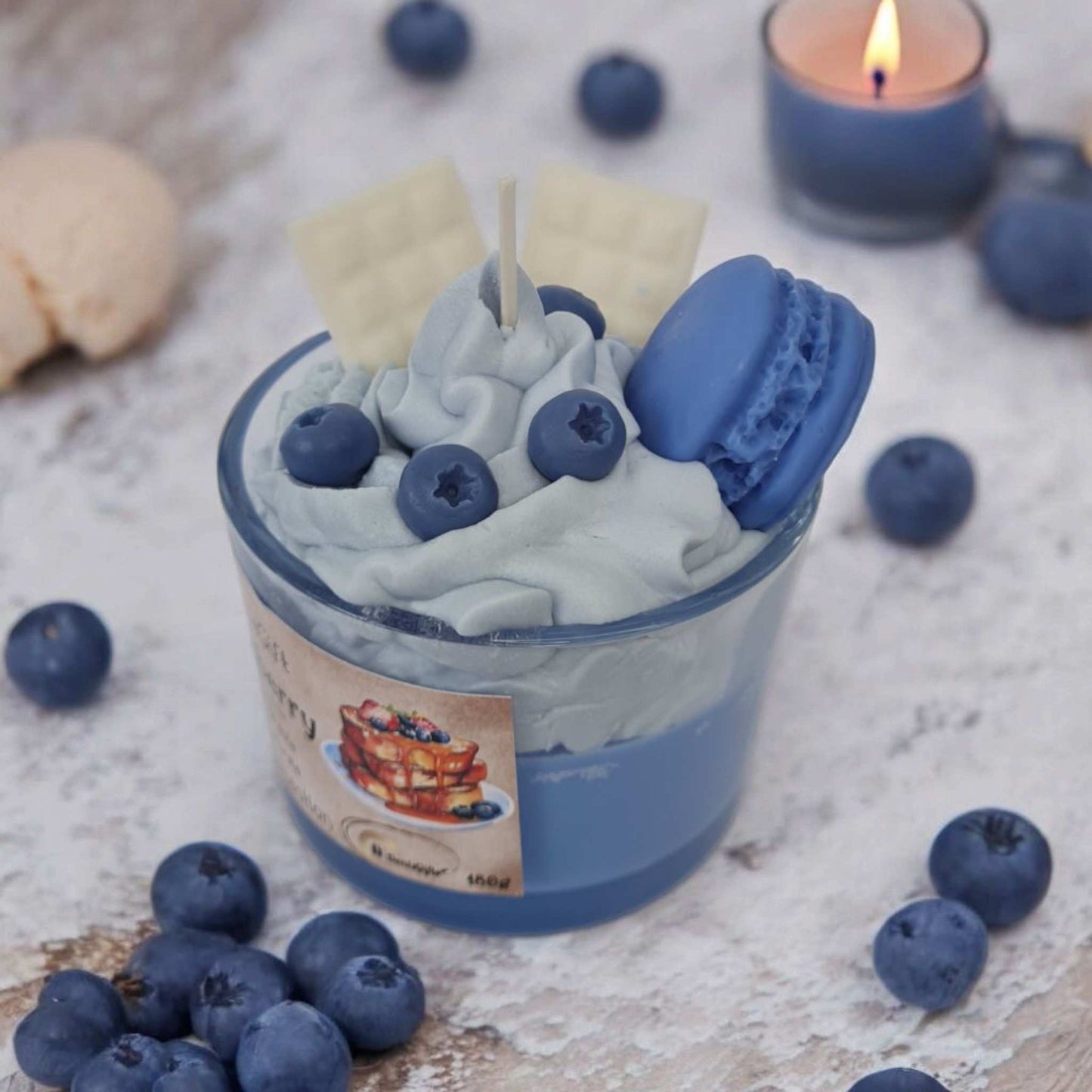 Lumanari tip desert din ceara naturala de soia cu macarons, afine, ciocolata alba si frisca bleu. Lumanare desert artizanala.