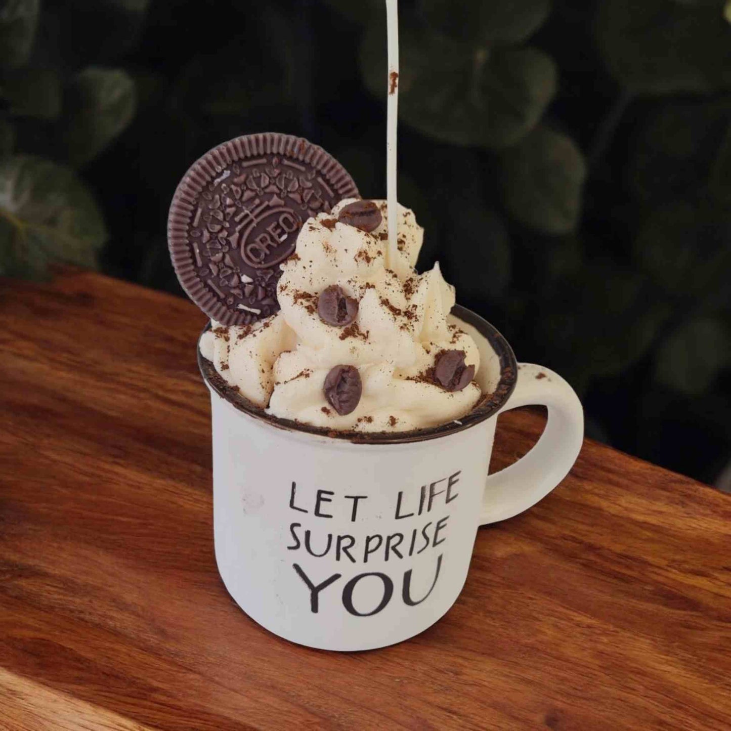 Lumanare tip desert canuta cu cafea frisca si bisuite oreo din ceara naturala de soia. Lumanare desert decorativa.