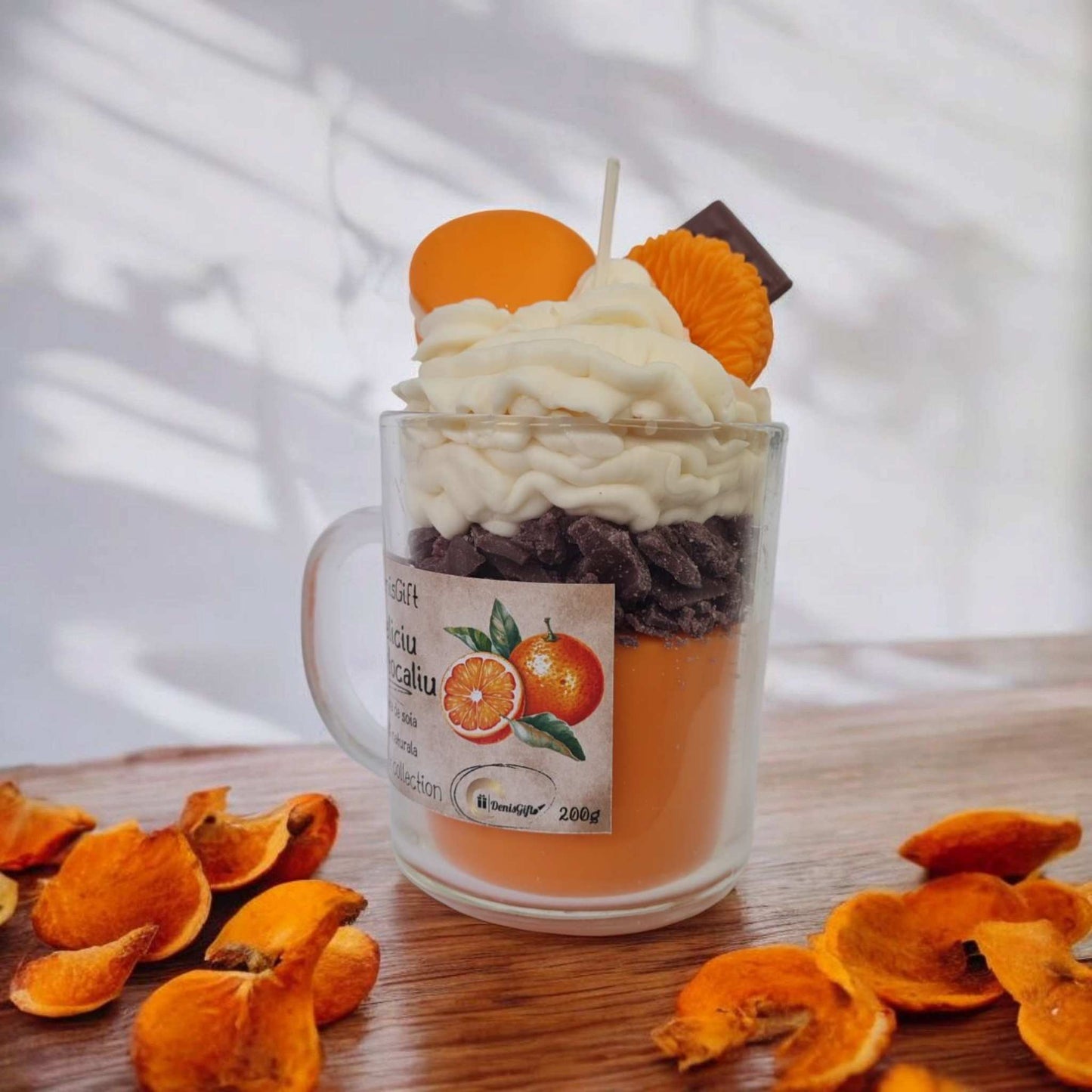 Lumanari tip desert din ceara de soia naturala, realizate manual cu frisca, ciocalata, macarons si portocala.