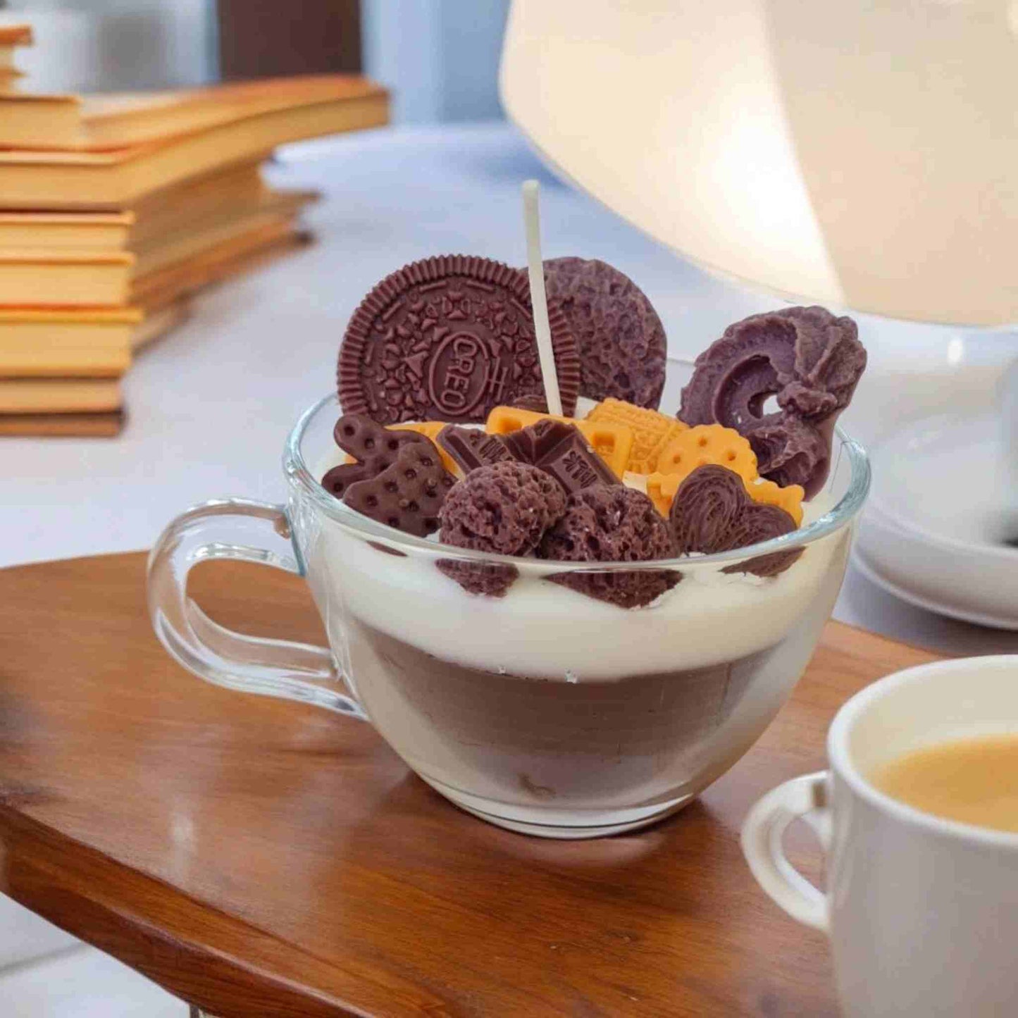 Lumanare tip desert cappuccino, din ceara naturala de soia. Lumanare tip desert, ceasca de cappuccino cu frisca.