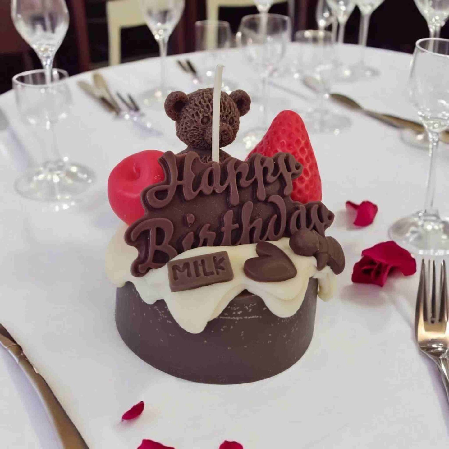 Lumanare tip desert cu "Happy birthday" cu ursulet din ceara de soia. Idee de caodu unic, deosebit, handmade.