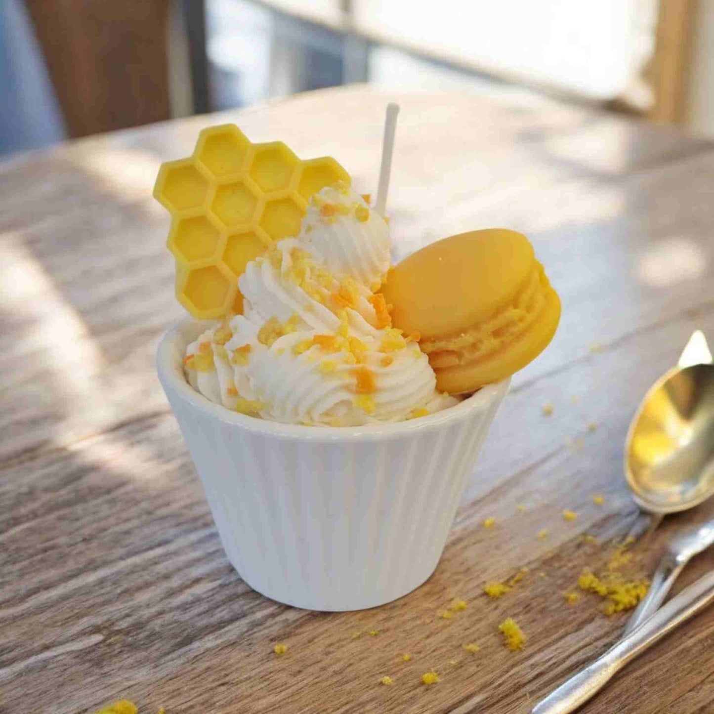 Lumanare tip desert briosa cu frisca fagure de albine si macarons, din ceara naturala de soia.
