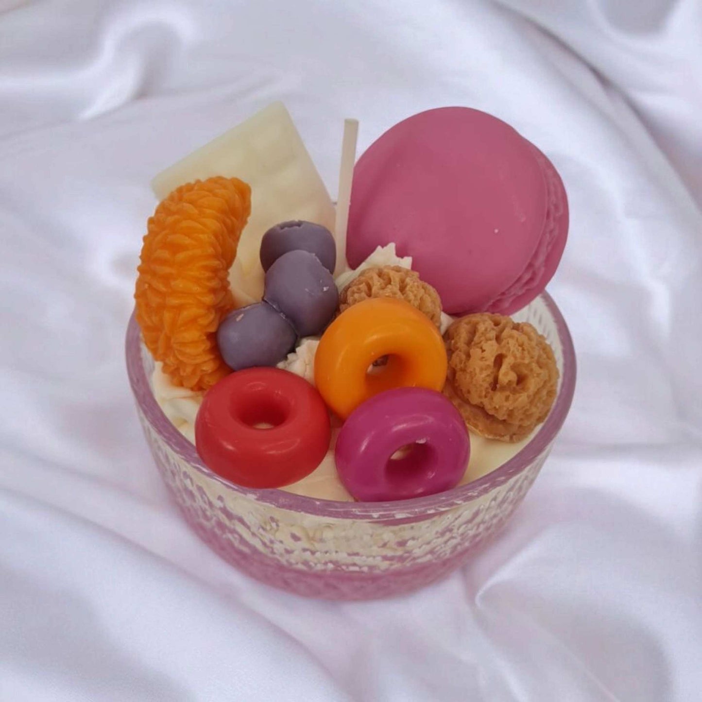 Lumanare tip desert, bol fructat cu frisca gogosi si ciocolata alba. Lumanare desert realizata manual.