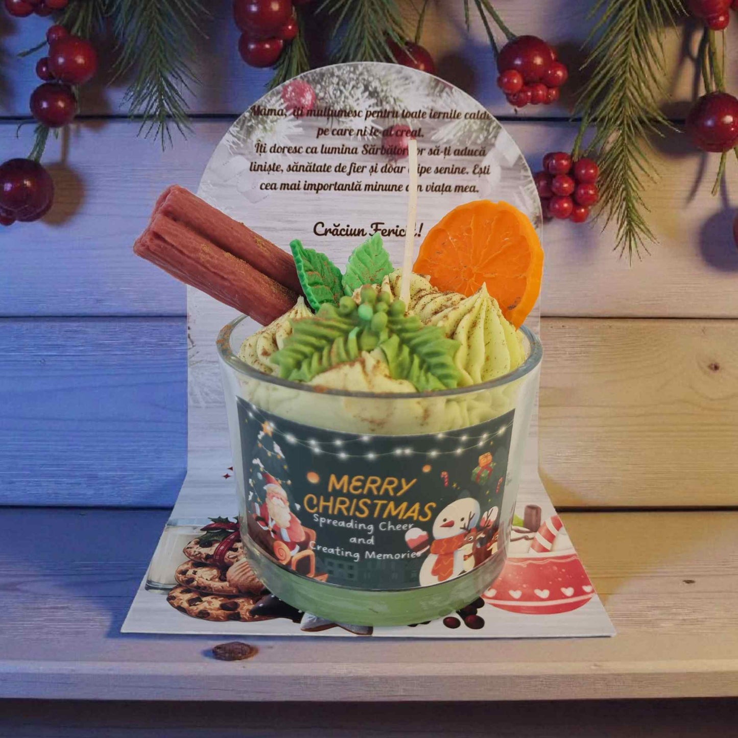 Lumanare tip desert de Craciun cu suport de carton personalizat pentru mama.